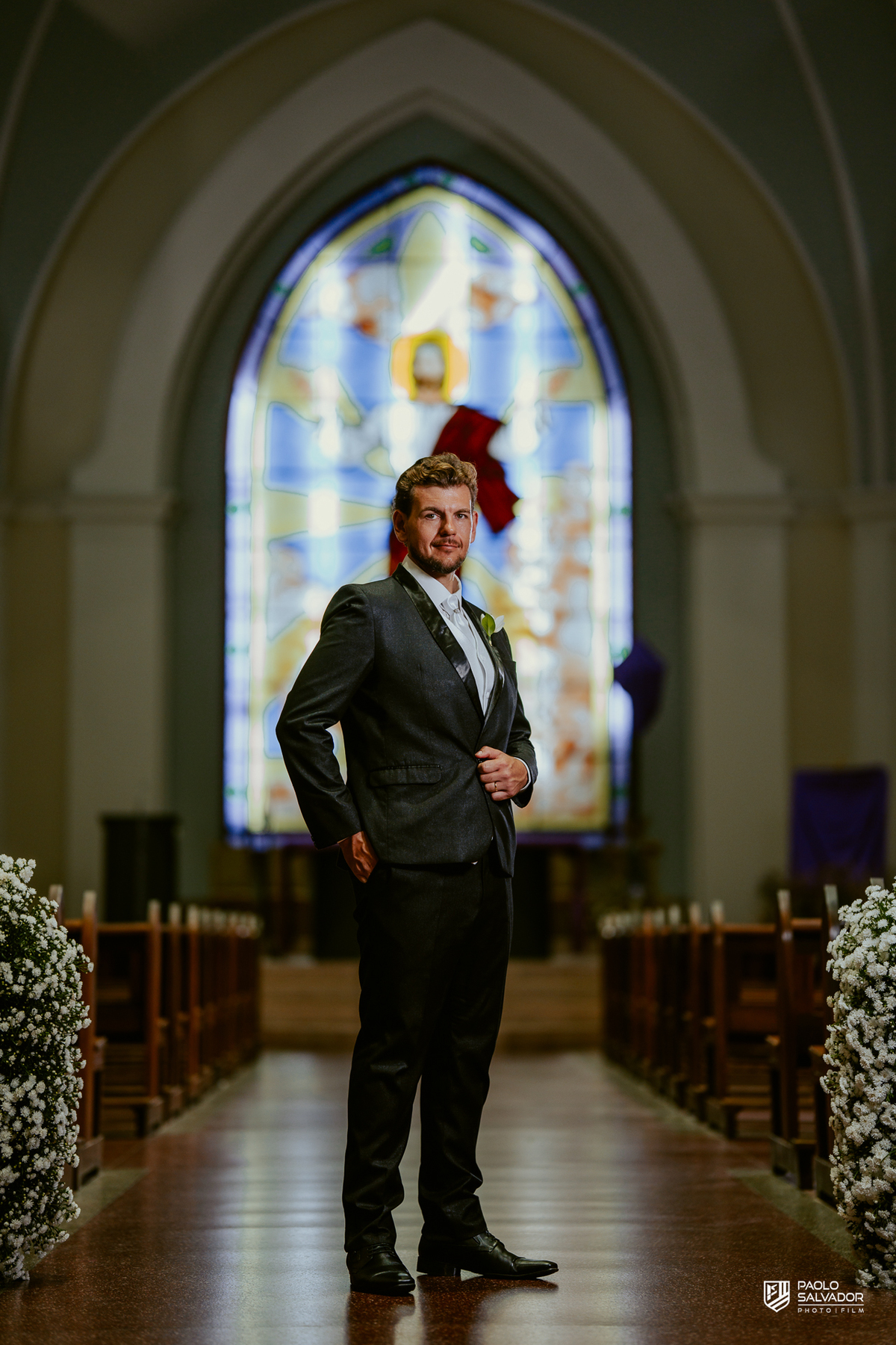 Noivos em frente à igreja com carro clássico branco, ensaio pós-cerimônia em Indaial, fotografia de casamento sofisticada Santa Catarina