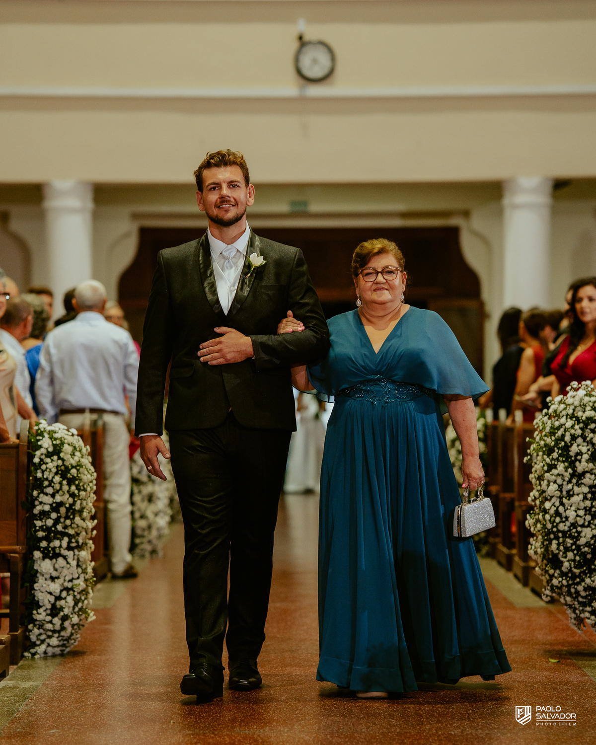 Noivo e noiva entrando juntos na Igreja Santa Inês em Indaial, cerimônia de casamento emocionante, fotografia documental de casamento Santa Catarina