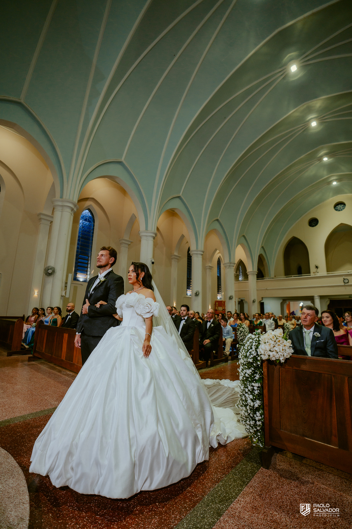 Cerimônia de casamento na Igreja Santa Inês em Indaial com convidados e padre, fotografia ampla da igreja, casamento clássico em Santa Catarina