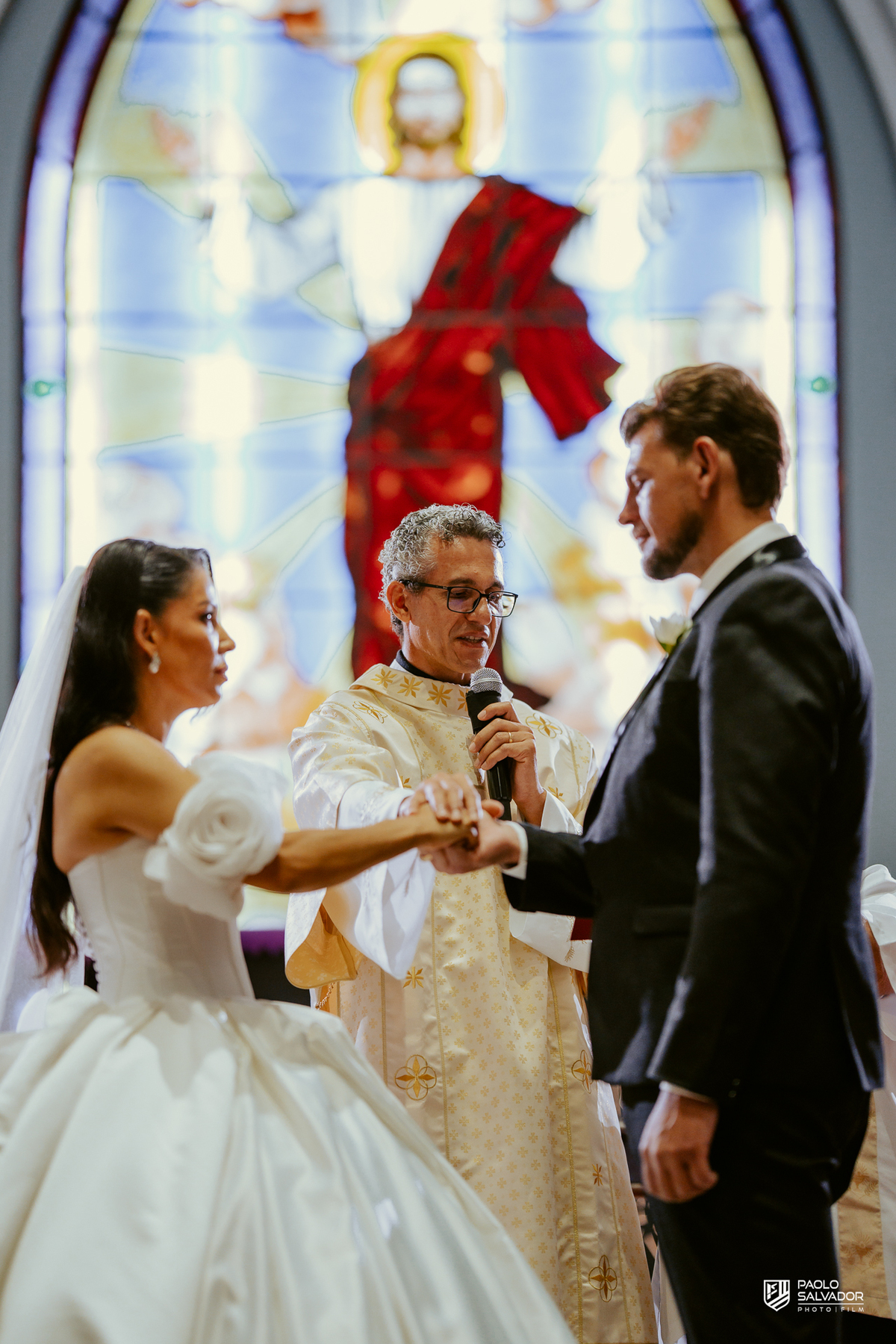 Cerimônia de casamento na Igreja Santa Inês em Indaial com convidados e padre, fotografia ampla da igreja, casamento clássico em Santa Catarina