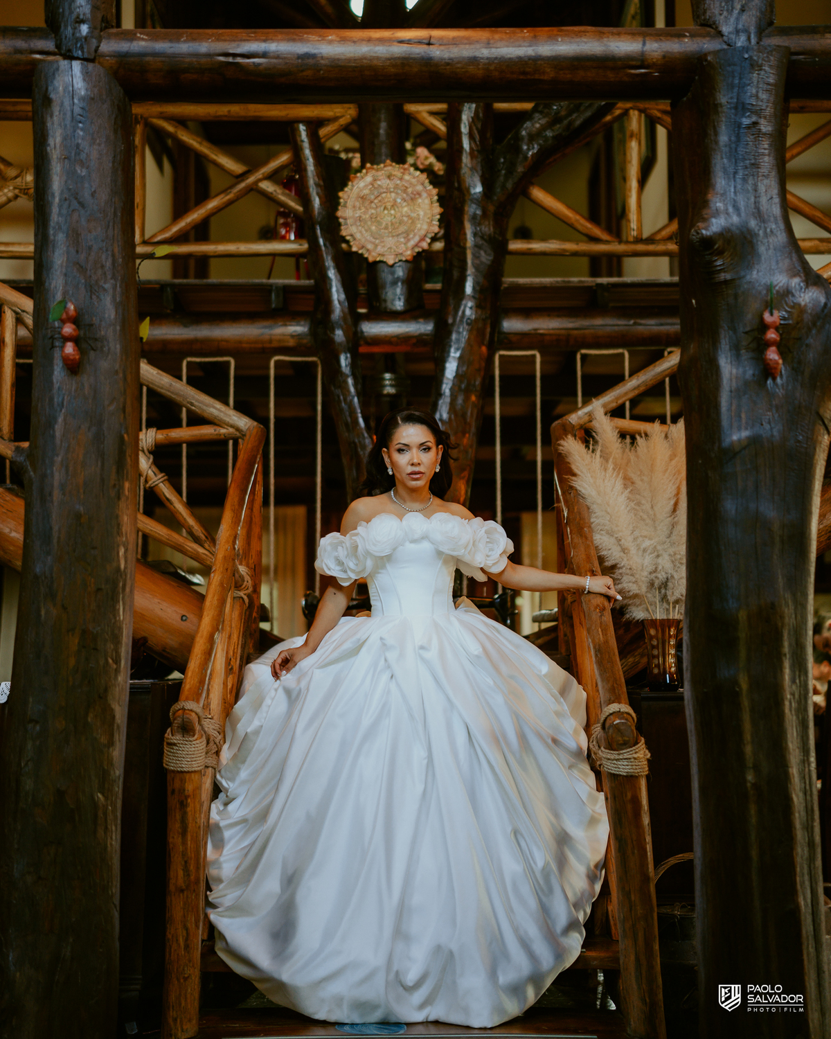 Noiva Patrícia com vestido luxuoso Beta Bonin descendo escada em cenário rústico elegante, ensaio bridal antes da cerimônia, fotografia de casamento em Indaial Santa Catarina