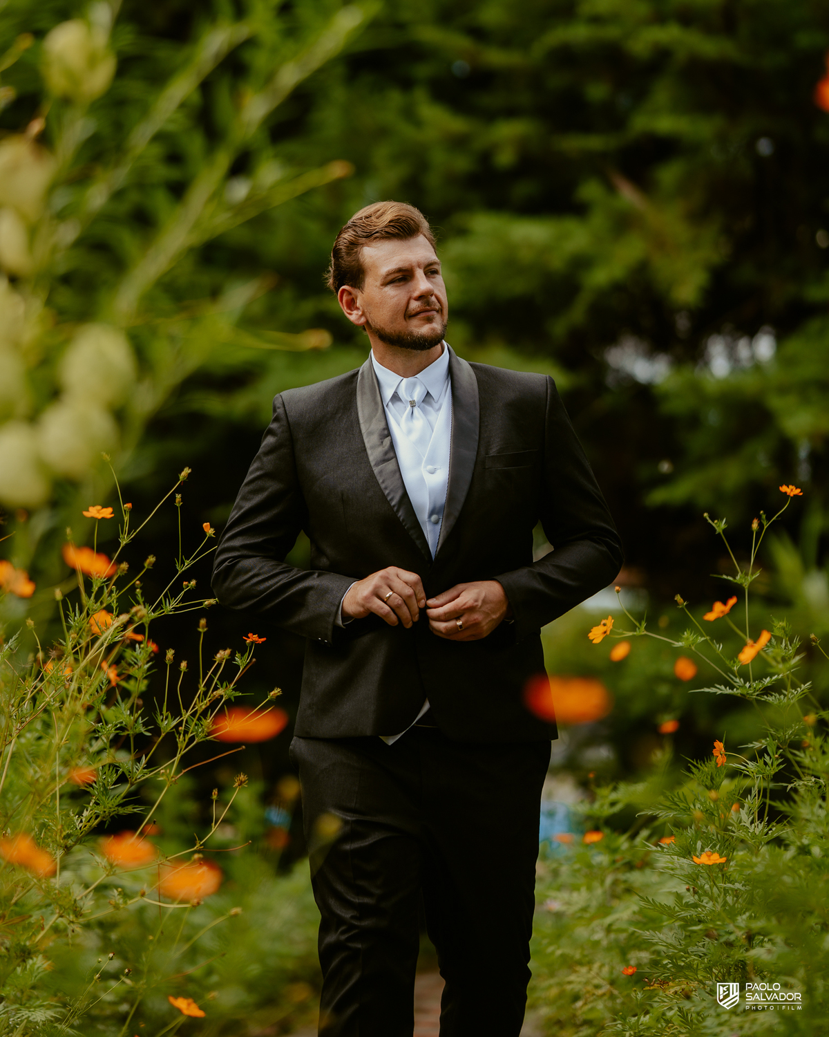 Noivo Rogério ajustando o terno em meio à natureza no Sítio Colina Verde em Indaial, making of do noivo com estilo elegante, fotografia de casamento em Indaial, ensaio masculino ao ar livre, fotógrafo de casamento Santa Catarina