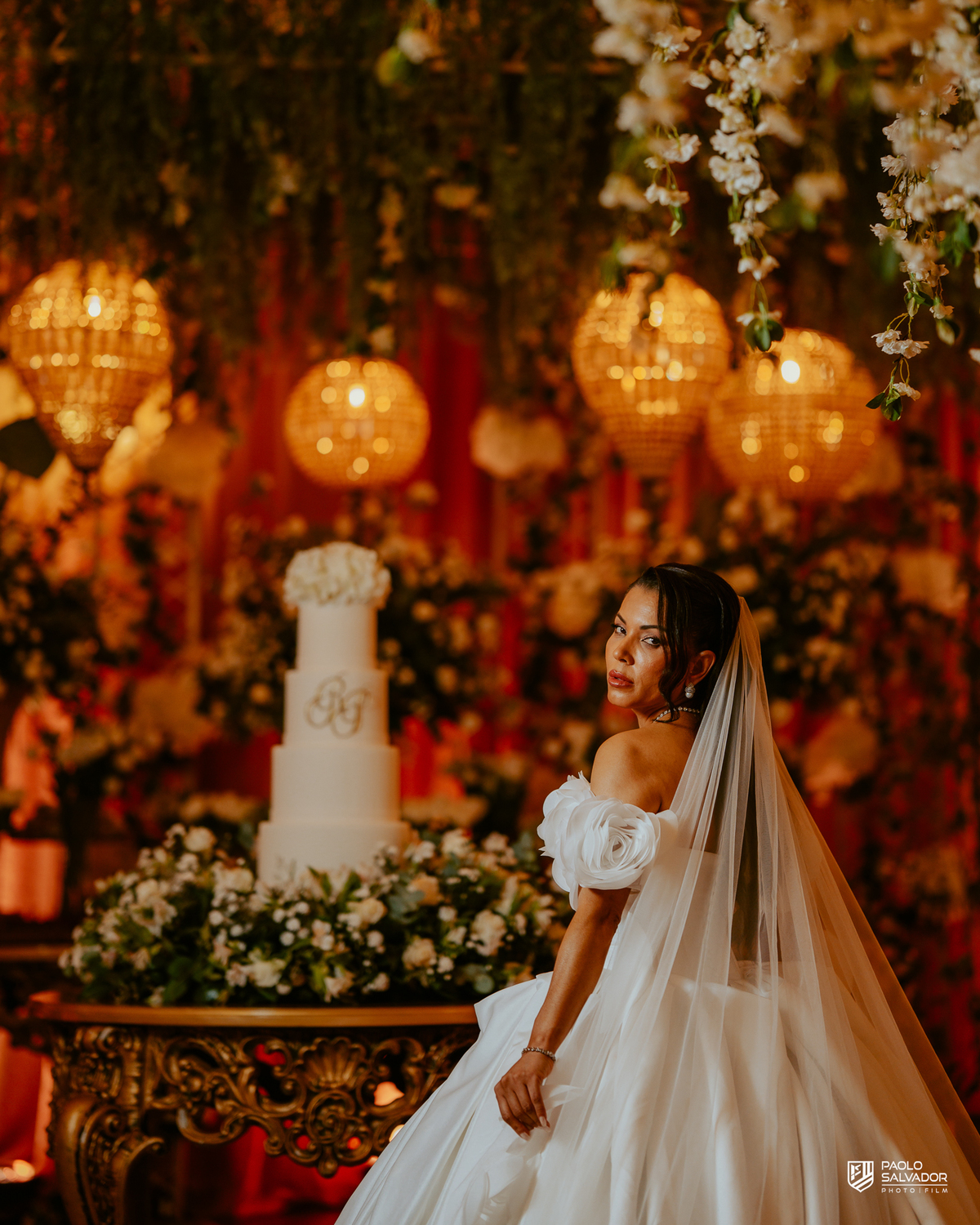 Retrato da noiva com véu e vestido de luxo em frente à mesa do bolo decorada, casamento em Indaial, fotografia de detalhes elegantes, decoração premium Blumenau