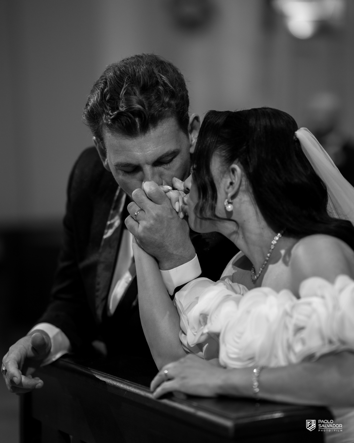 Noivos em retrato romântico dentro da Igreja Santa Inês com vitral ao fundo, fotografia de casamento elegante, ensaio pós-cerimônia Indaial