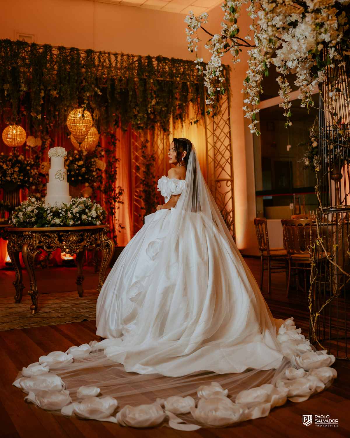 Noiva Patrícia em ensaio na decoração assinada por Silvana Decoradora na Sociedade Recreativa Indaial, ambiente sofisticado, fotografia de casamento elegante SC