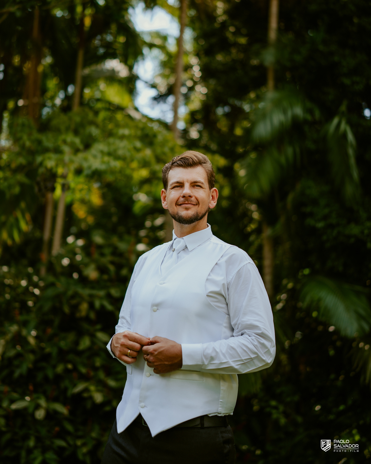 Noivo Rogério ajustando o terno em meio à natureza no Sítio Colina Verde em Indaial, making of do noivo com estilo elegante, fotografia de casamento em Indaial, ensaio masculino ao ar livre, fotógrafo de casamento Santa Catarina