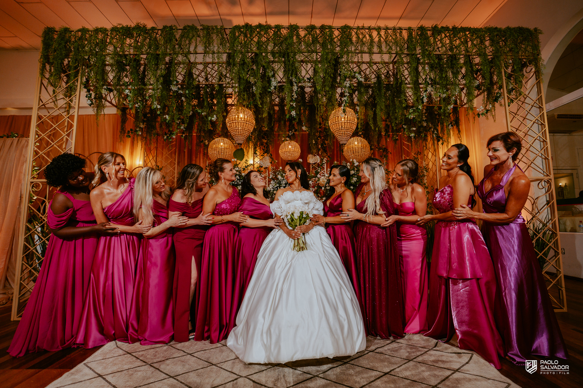 Noivo Rogério com padrinhos em retrato formal na recepção na Sociedade Recreativa Indaial, fotografia de casamento masculino elegante SC