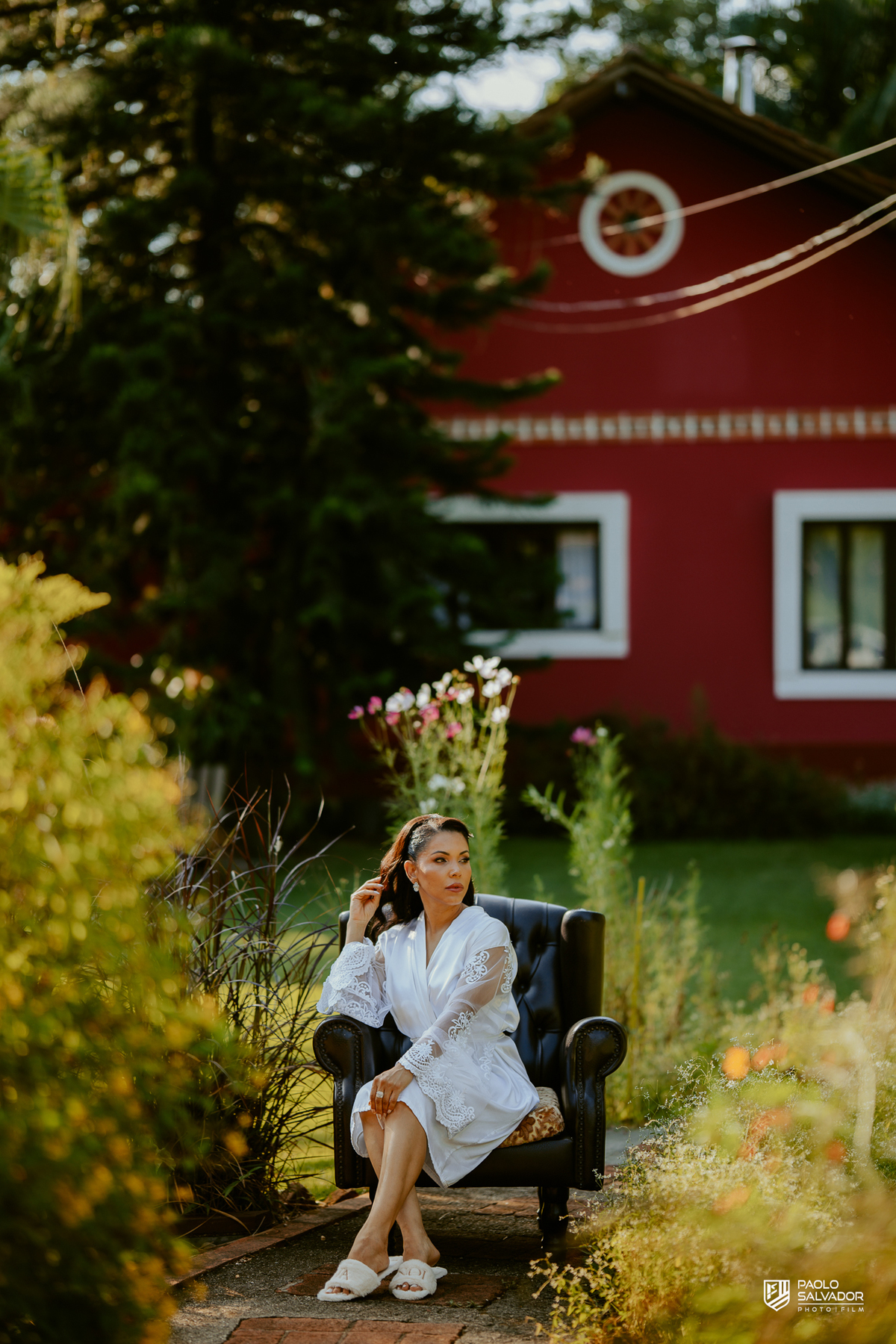 Noiva Patrícia em momento delicado no making of no Sítio Colina Verde em Indaial, luz natural e atmosfera romântica, fotografia de noiva elegante, preparação casamento Santa Catarina