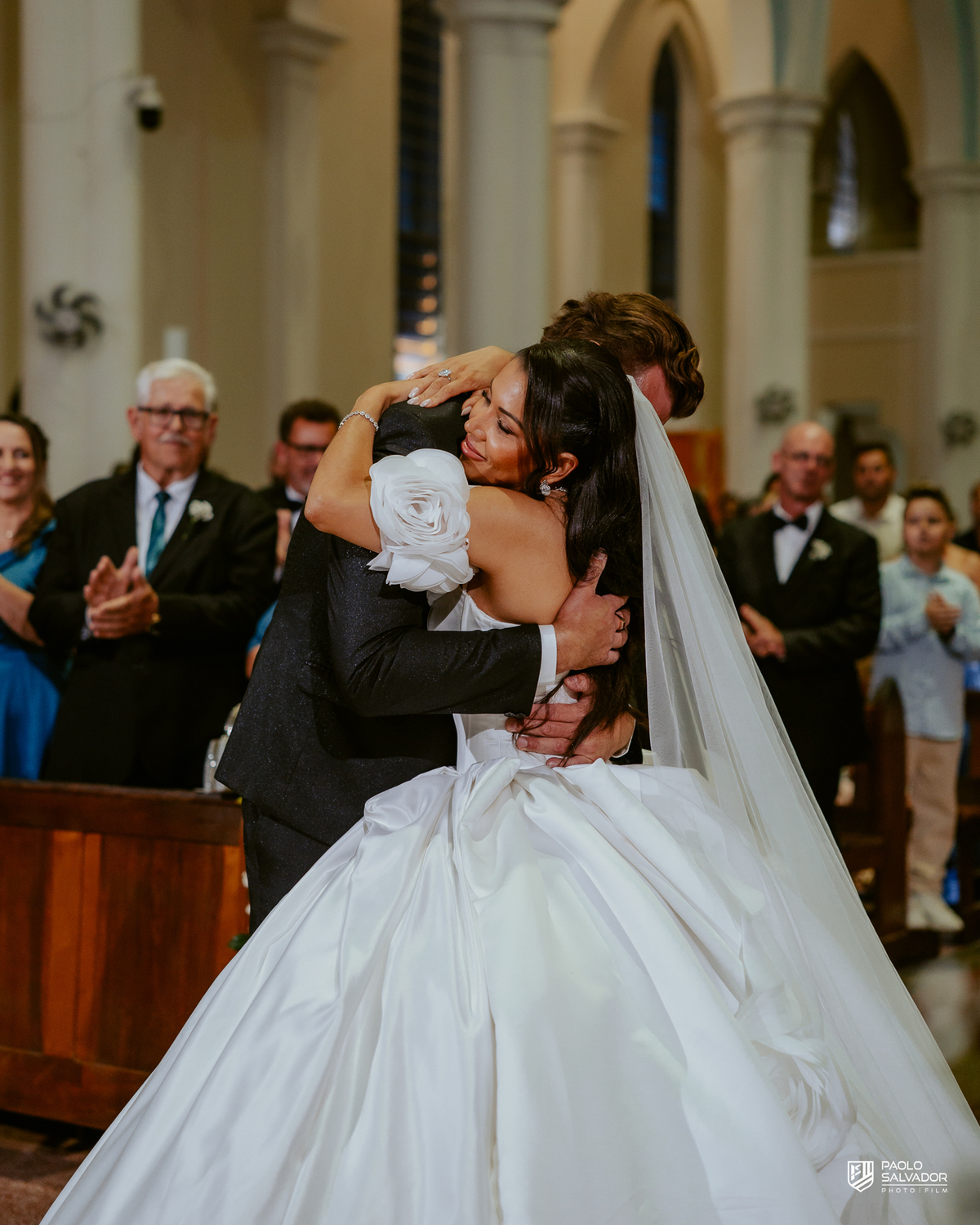 Noivos em retrato romântico dentro da Igreja Santa Inês com vitral ao fundo, fotografia de casamento elegante, ensaio pós-cerimônia Indaial