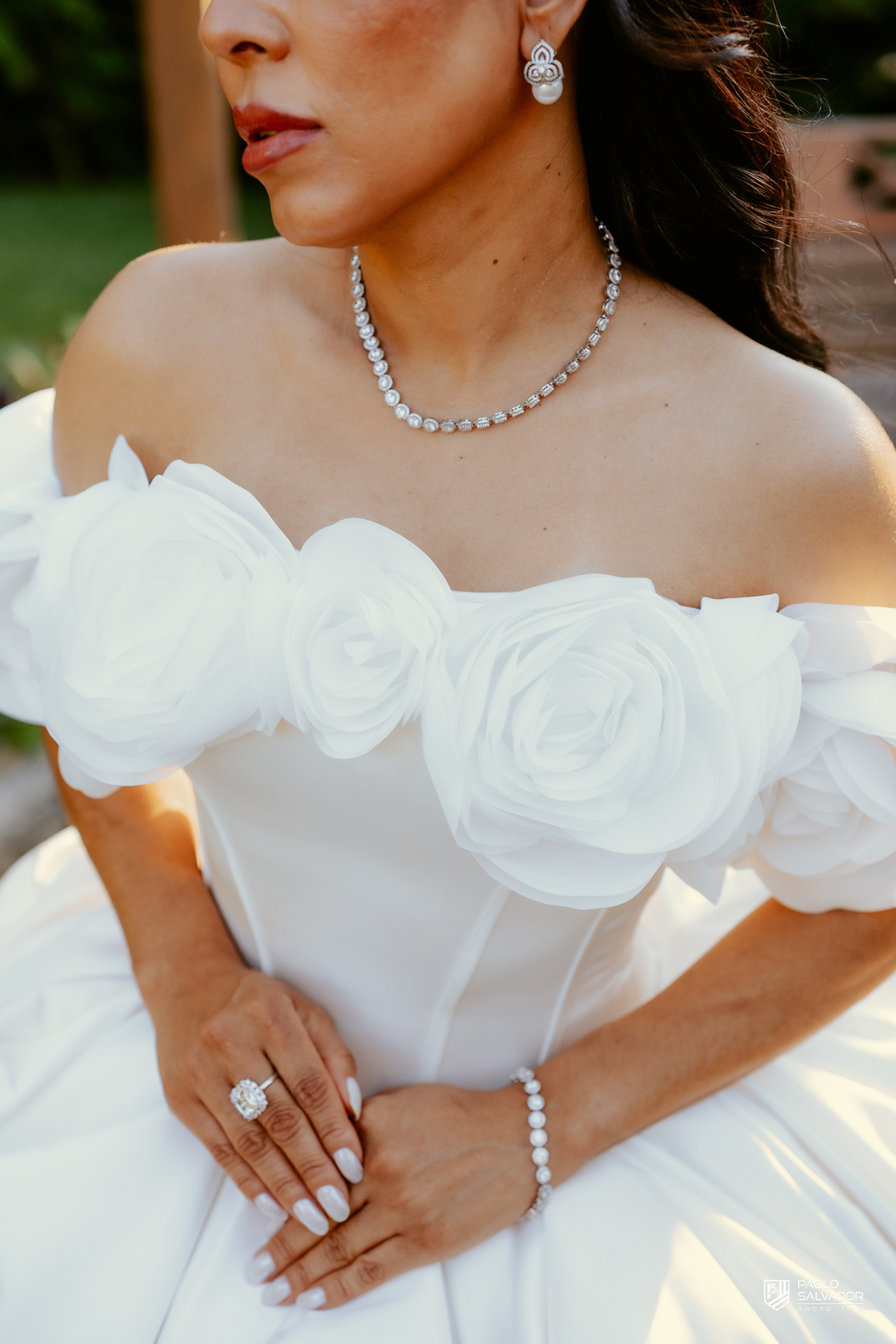 Noiva Patrícia com vestido luxuoso Beta Bonin descendo escada em cenário rústico elegante, ensaio bridal antes da cerimônia, fotografia de casamento em Indaial Santa Catarina