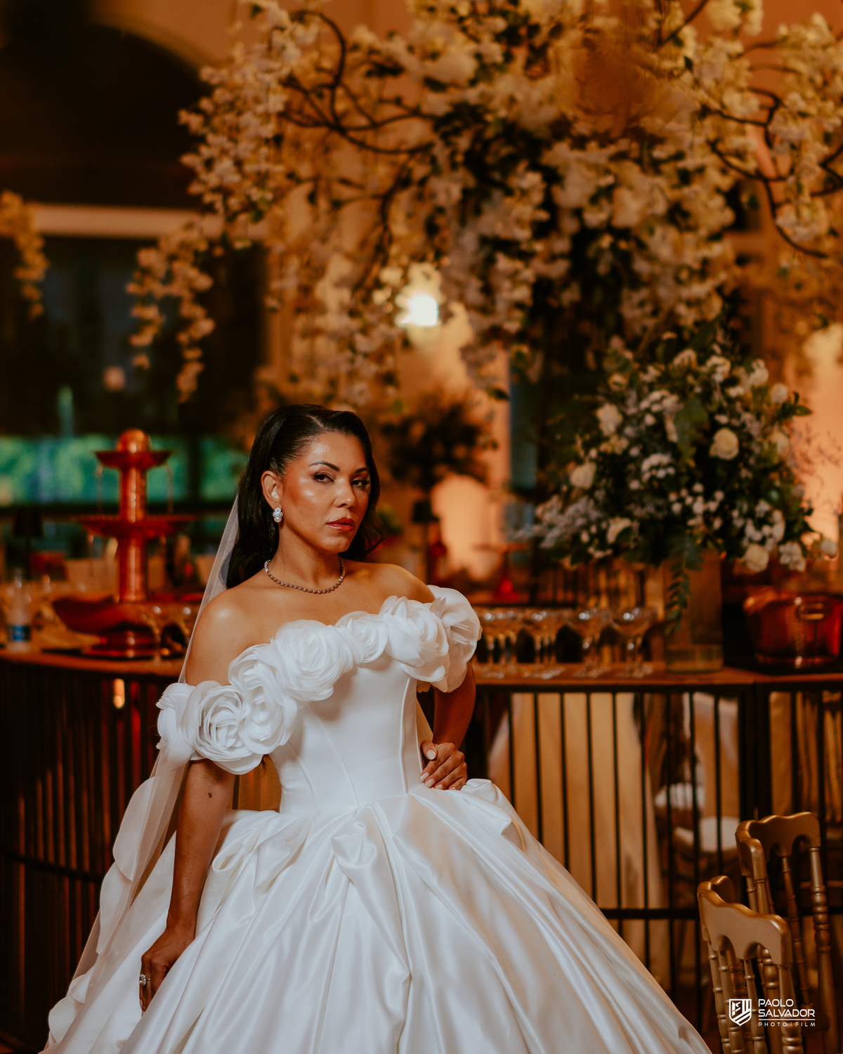Retrato da noiva com véu e vestido de luxo em frente à mesa do bolo decorada, casamento em Indaial, fotografia de detalhes elegantes, decoração premium Blumenau