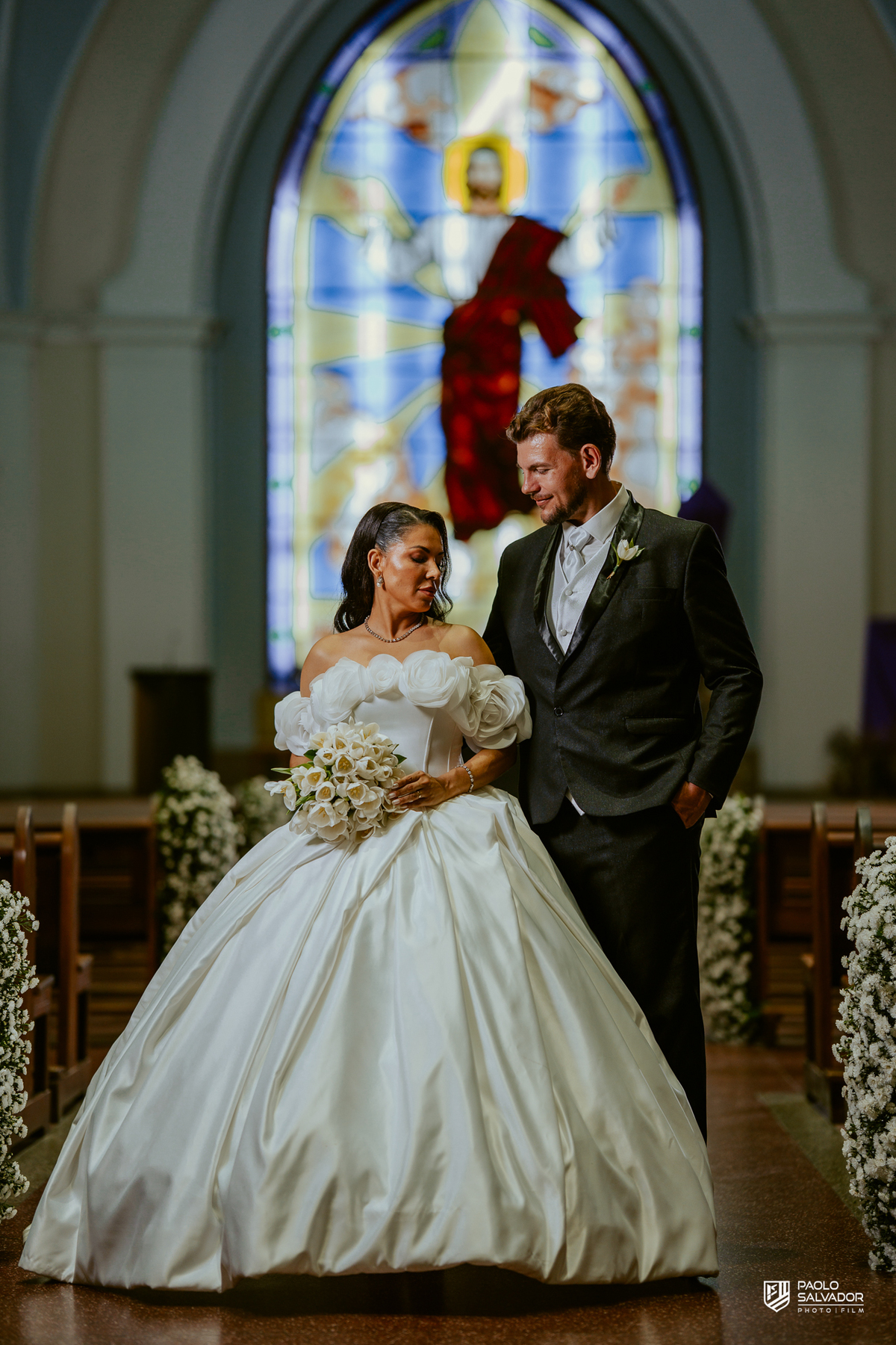 Noivos em frente à igreja com carro clássico branco, ensaio pós-cerimônia em Indaial, fotografia de casamento sofisticada Santa Catarina