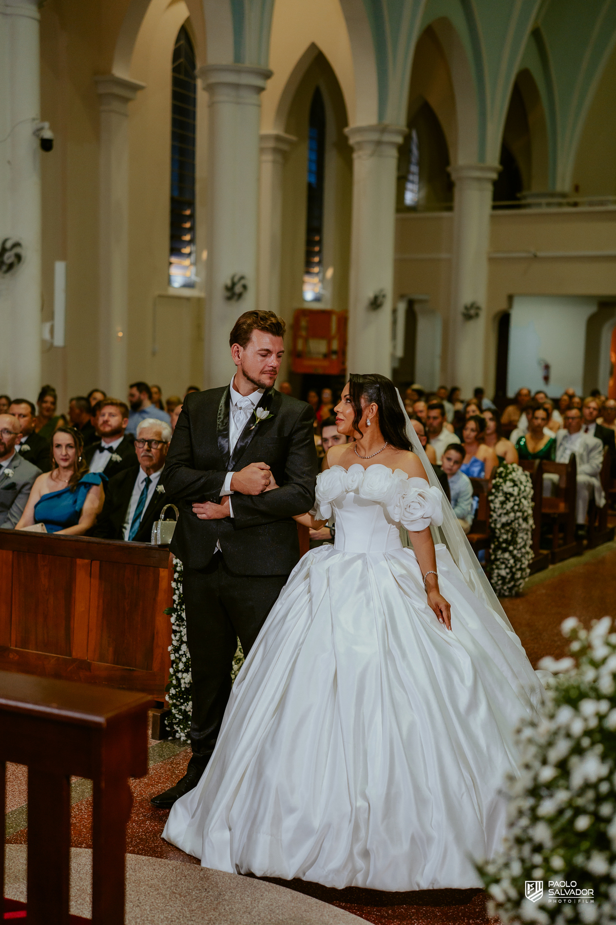 Cerimônia de casamento na Igreja Santa Inês em Indaial com convidados e padre, fotografia ampla da igreja, casamento clássico em Santa Catarina