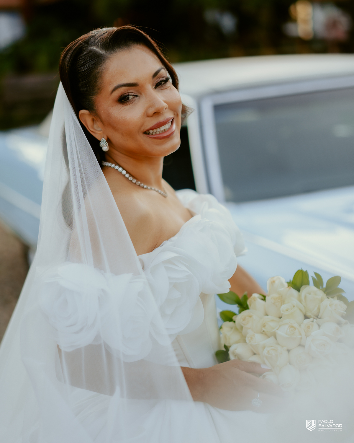 Noiva com vestido de luxo em ensaio na decoração externa com luz dourada, Sociedade Recreativa Indaial, tendência ensaio noiva pronta, fotografia de casamento premium Santa Catarina