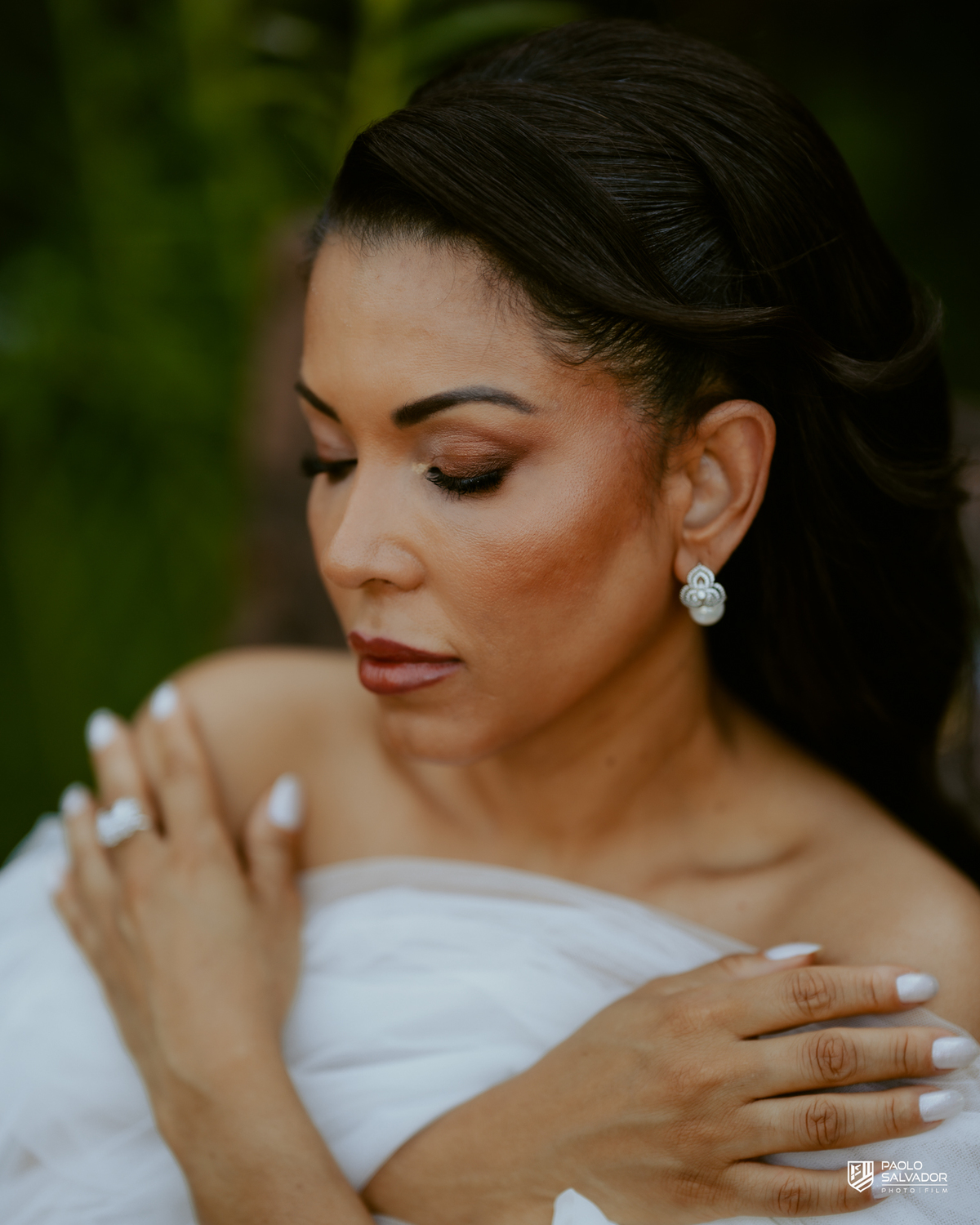 Noiva Patrícia em momento delicado no making of no Sítio Colina Verde em Indaial, luz natural e atmosfera romântica, fotografia de noiva elegante, preparação casamento Santa Catarina