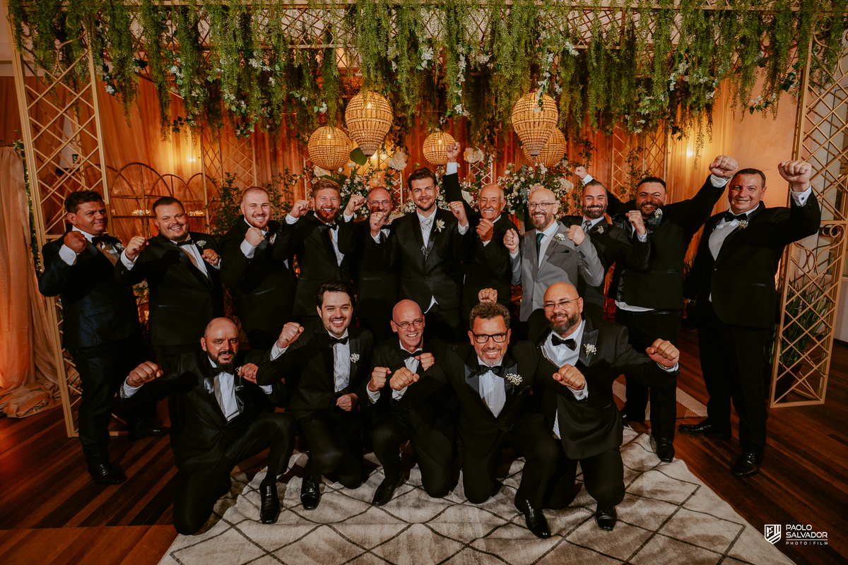 Noivo Rogério com padrinhos em retrato formal na recepção na Sociedade Recreativa Indaial, fotografia de casamento masculino elegante SC