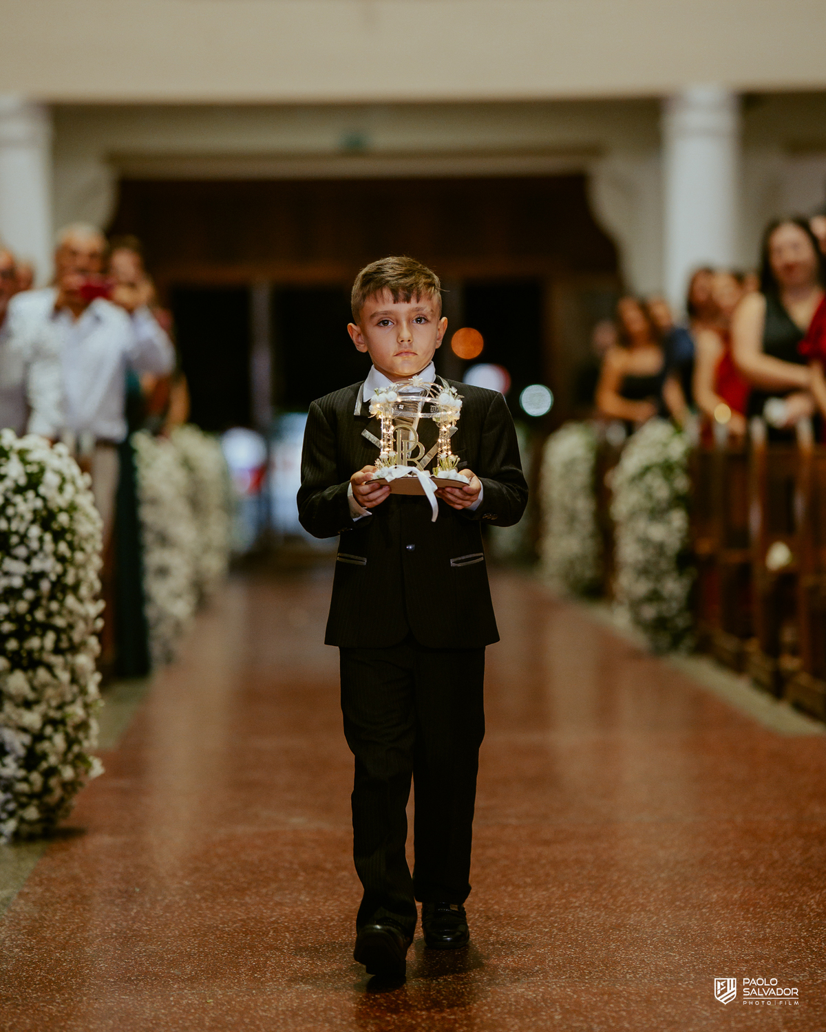 Cerimônia de casamento na Igreja Santa Inês em Indaial com convidados e padre, fotografia ampla da igreja, casamento clássico em Santa Catarina