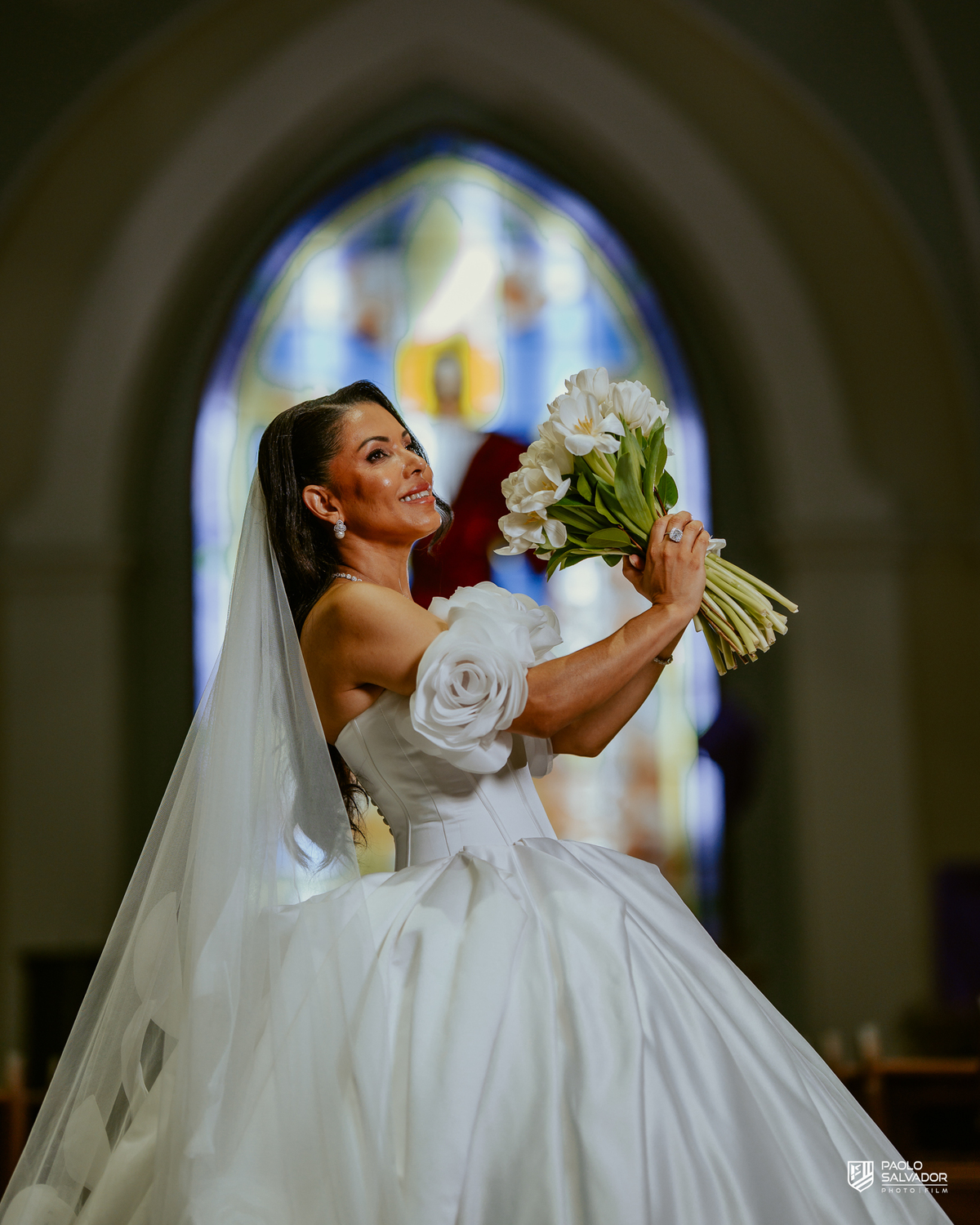 Noivos em frente à igreja com carro clássico branco, ensaio pós-cerimônia em Indaial, fotografia de casamento sofisticada Santa Catarina
