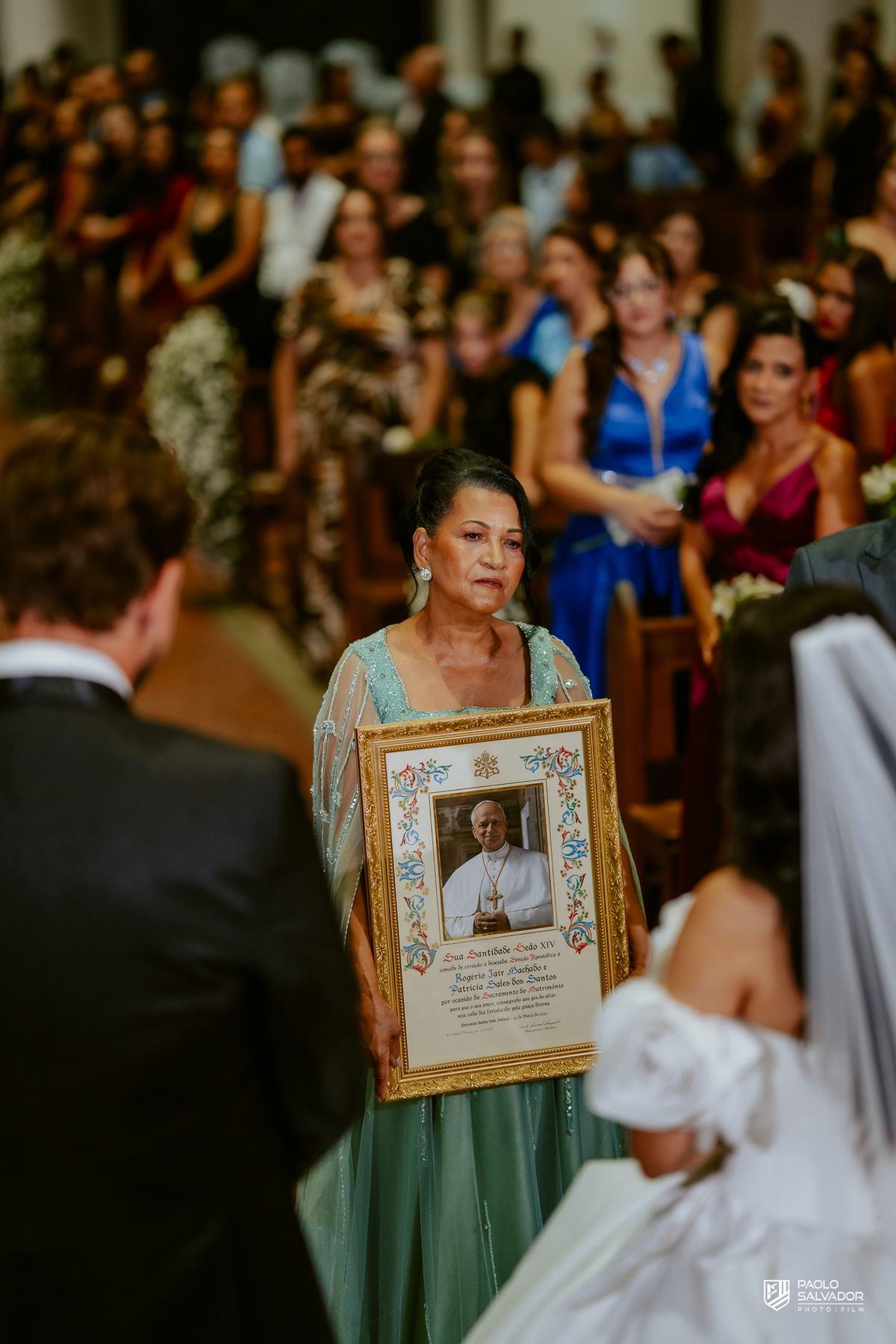 Cerimônia de casamento na Igreja Santa Inês em Indaial com convidados e padre, fotografia ampla da igreja, casamento clássico em Santa Catarina