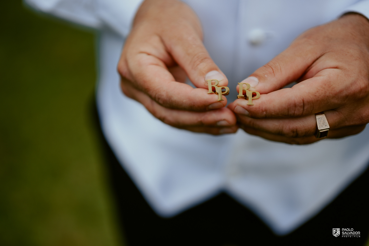 Noivo Rogério ajustando o terno em meio à natureza no Sítio Colina Verde em Indaial, making of do noivo com estilo elegante, fotografia de casamento em Indaial, ensaio masculino ao ar livre, fotógrafo de casamento Santa Catarina