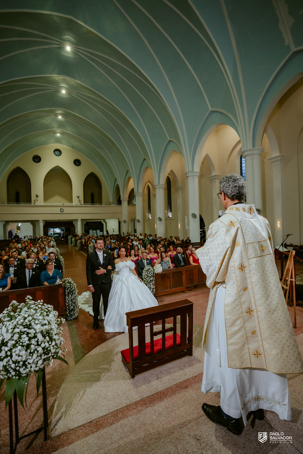 Cerimônia de casamento na Igreja Santa Inês em Indaial com convidados e padre, fotografia ampla da igreja, casamento clássico em Santa Catarina