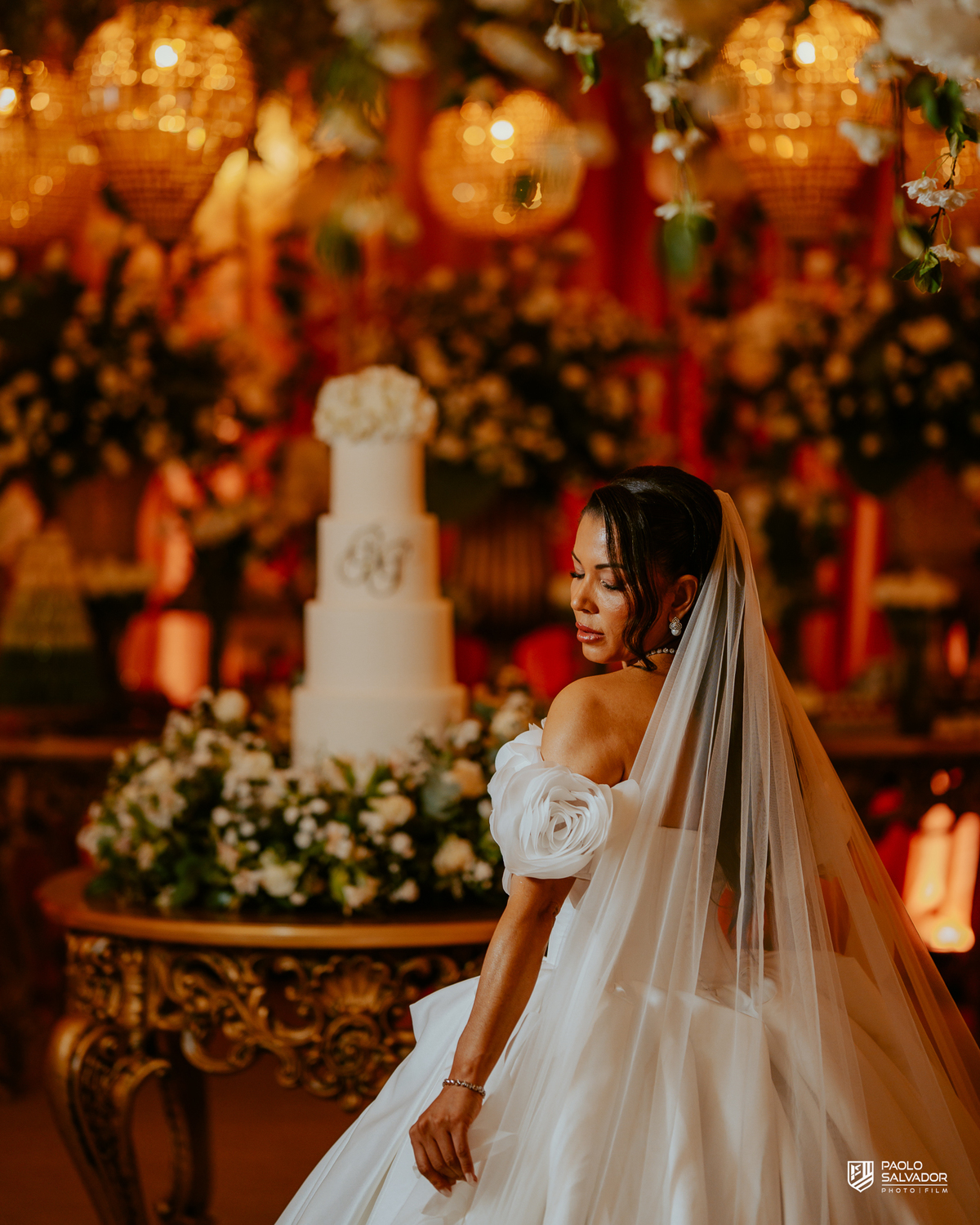 Noiva Patrícia em ensaio na decoração assinada por Silvana Decoradora na Sociedade Recreativa Indaial, ambiente sofisticado, fotografia de casamento elegante SC