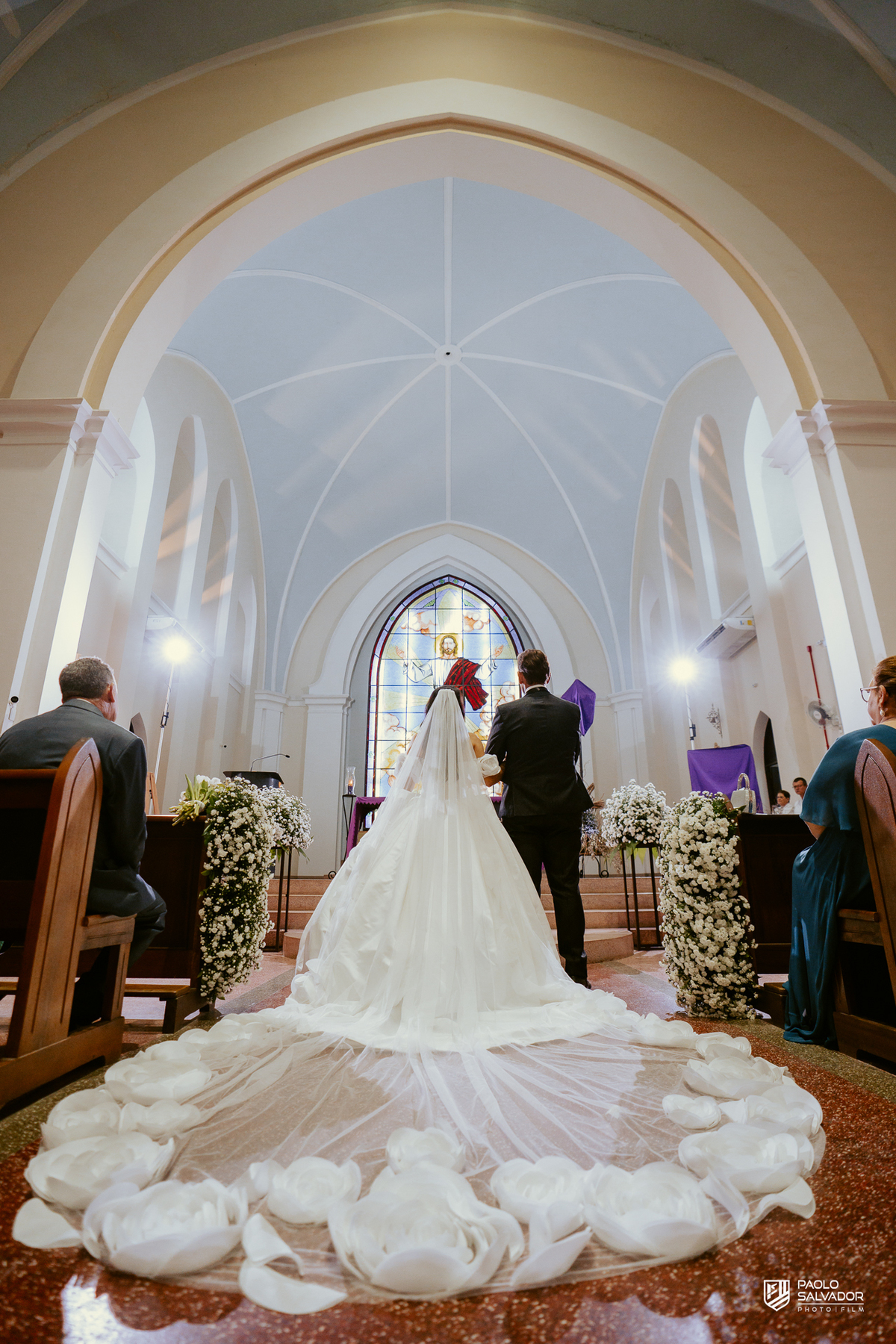 Cerimônia de casamento na Igreja Santa Inês em Indaial com convidados e padre, fotografia ampla da igreja, casamento clássico em Santa Catarina