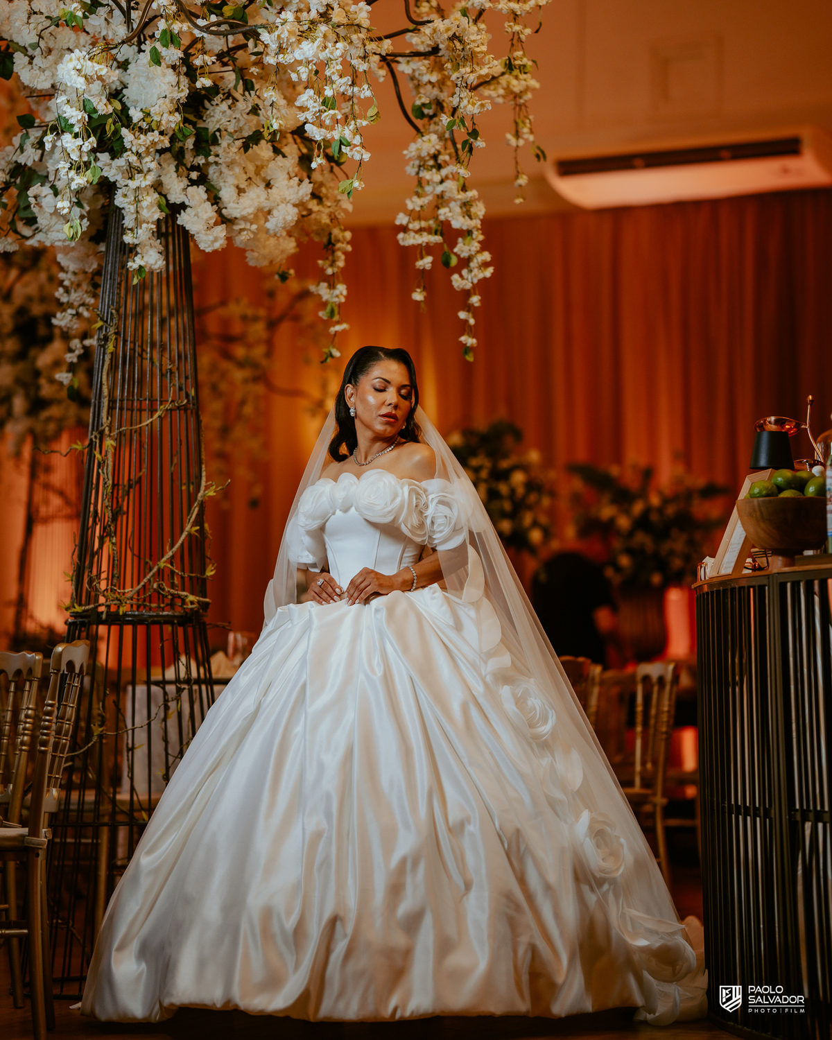 Retrato da noiva com véu e vestido de luxo em frente à mesa do bolo decorada, casamento em Indaial, fotografia de detalhes elegantes, decoração premium Blumenau