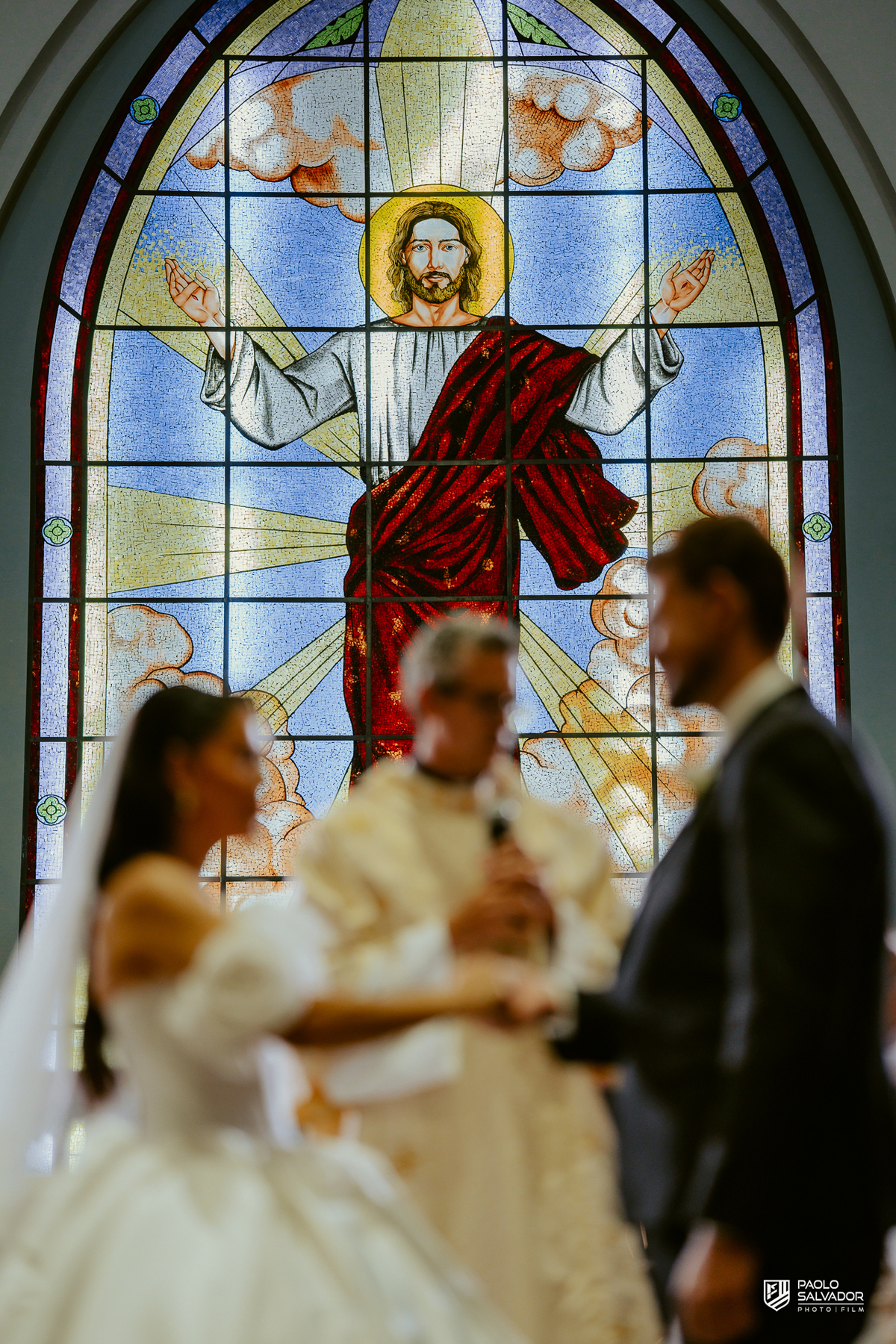 Cerimônia de casamento na Igreja Santa Inês em Indaial com convidados e padre, fotografia ampla da igreja, casamento clássico em Santa Catarina