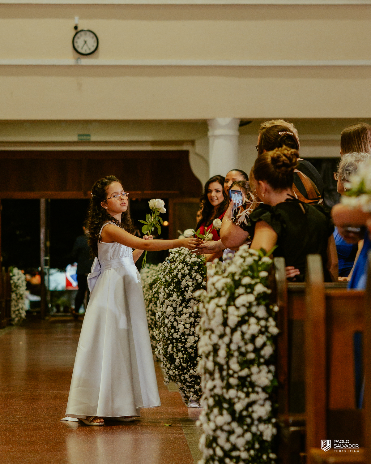 Noivo e noiva entrando juntos na Igreja Santa Inês em Indaial, cerimônia de casamento emocionante, fotografia documental de casamento Santa Catarina