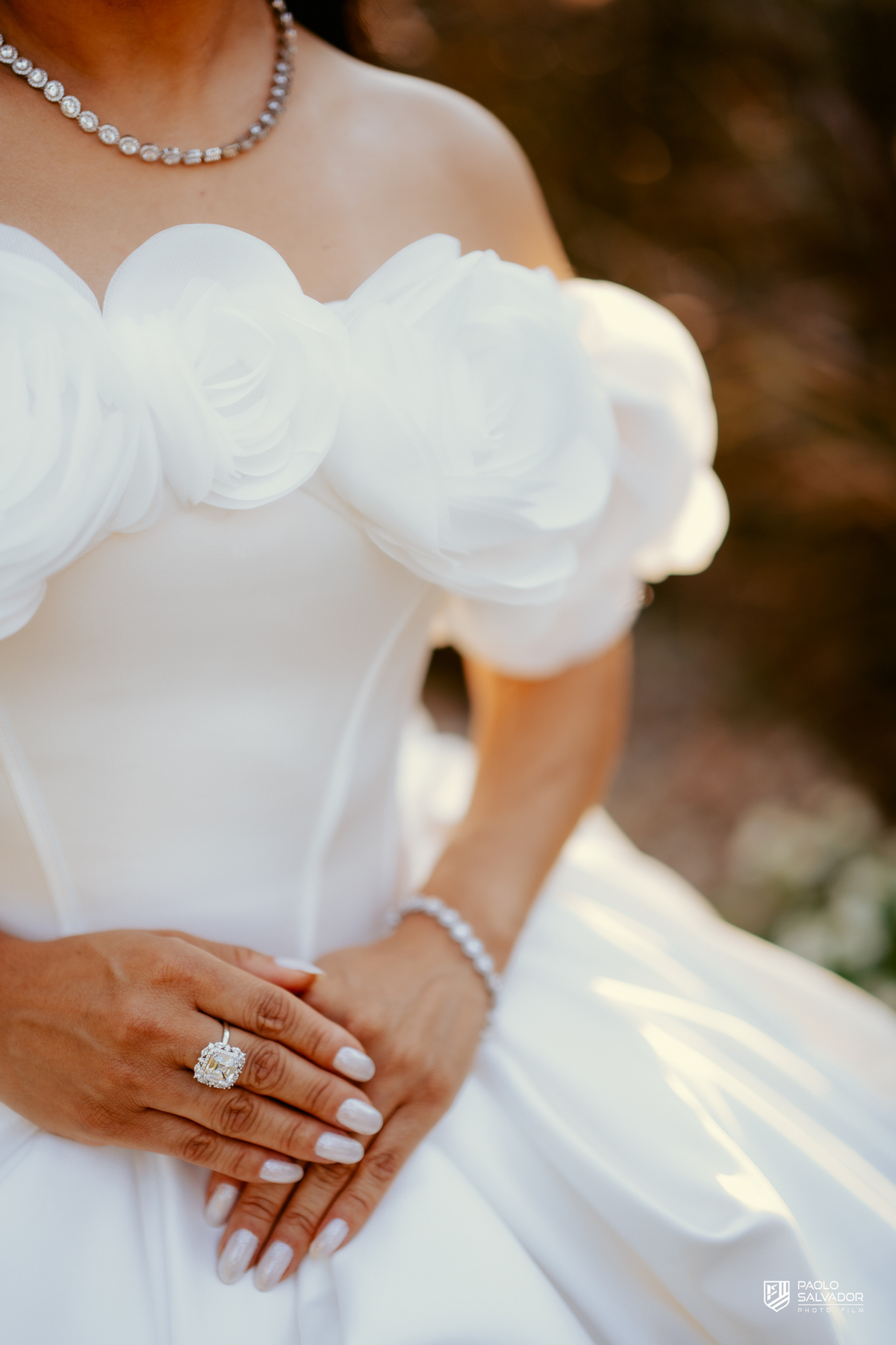 Noiva Patrícia com vestido luxuoso Beta Bonin descendo escada em cenário rústico elegante, ensaio bridal antes da cerimônia, fotografia de casamento em Indaial Santa Catarina