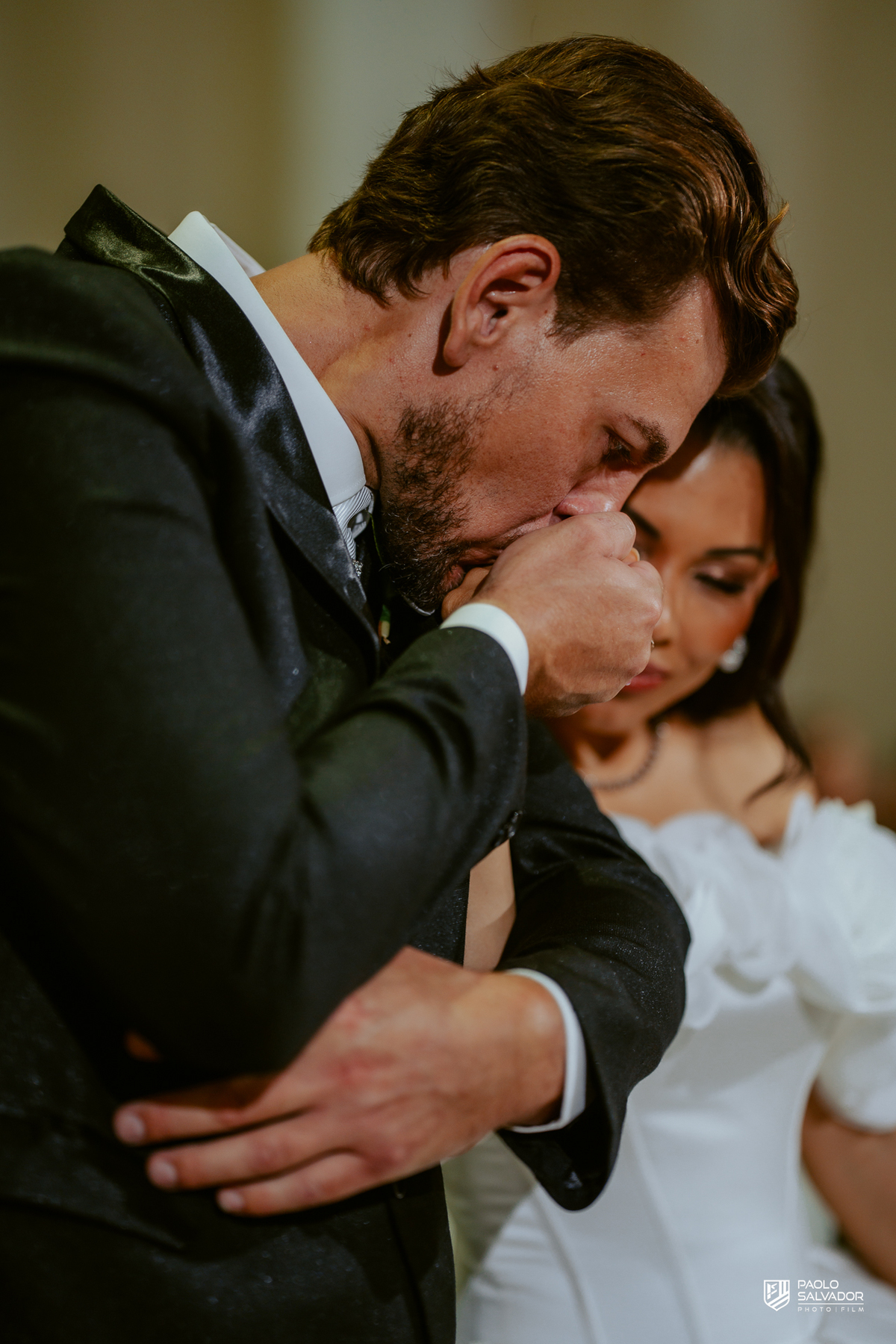 Cerimônia de casamento na Igreja Santa Inês em Indaial com convidados e padre, fotografia ampla da igreja, casamento clássico em Santa Catarina