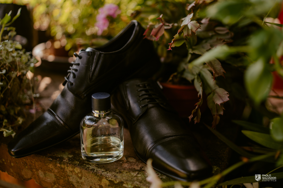 Noivo Rogério ajustando o terno em meio à natureza no Sítio Colina Verde em Indaial, making of do noivo com estilo elegante, fotografia de casamento em Indaial, ensaio masculino ao ar livre, fotógrafo de casamento Santa Catarina