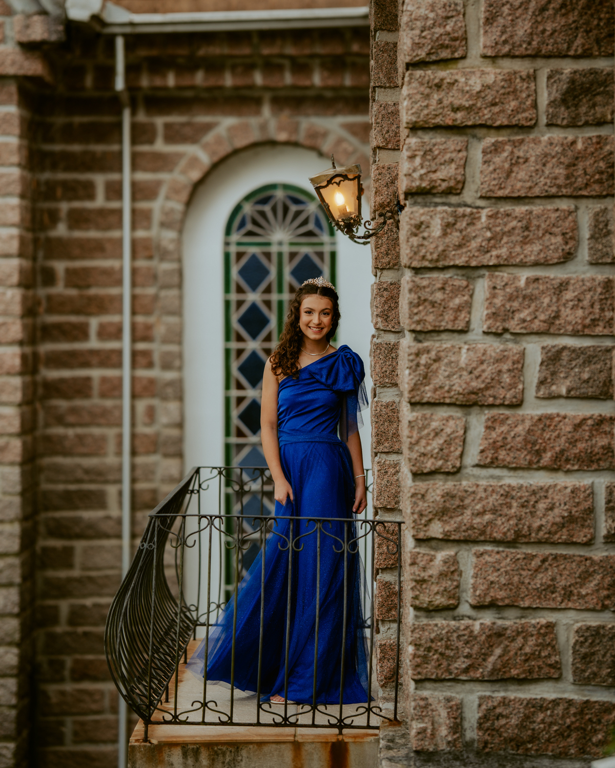 Ensaio de 15 anos debutante no Castelo Belvedere em 13 de Maio Santa Catarina, fotos de debutante em jardim, escadaria, charrete e castelo, ensaio feminino elegante com vestido azul e rosa, fotografia profissional de 15 anos com vestido princesa 