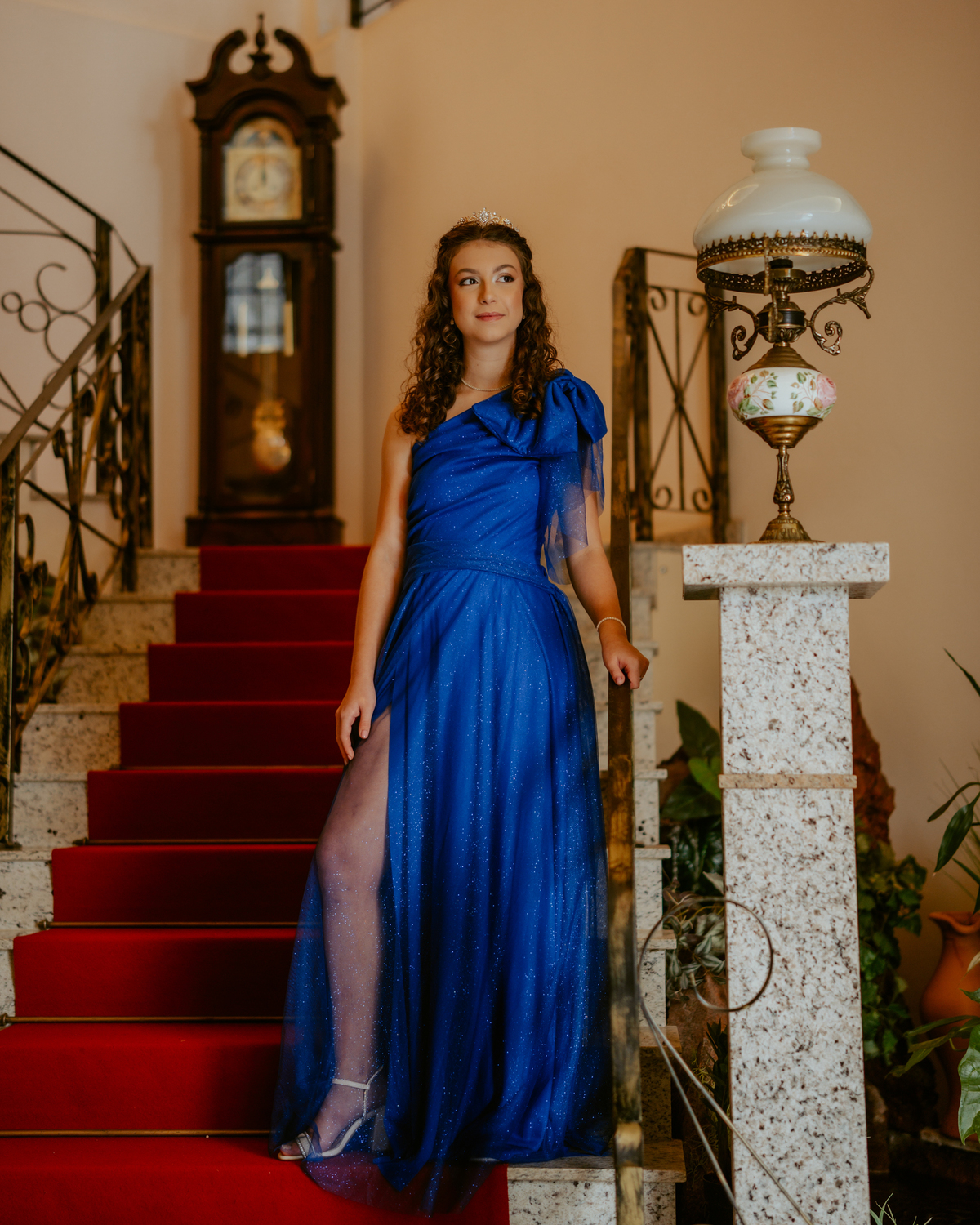 Ensaio de 15 anos debutante no Castelo Belvedere em 13 de Maio Santa Catarina, fotos de debutante em jardim, escadaria, charrete e castelo, ensaio feminino elegante com vestido azul e rosa, fotografia profissional de 15 anos com vestido princesa 