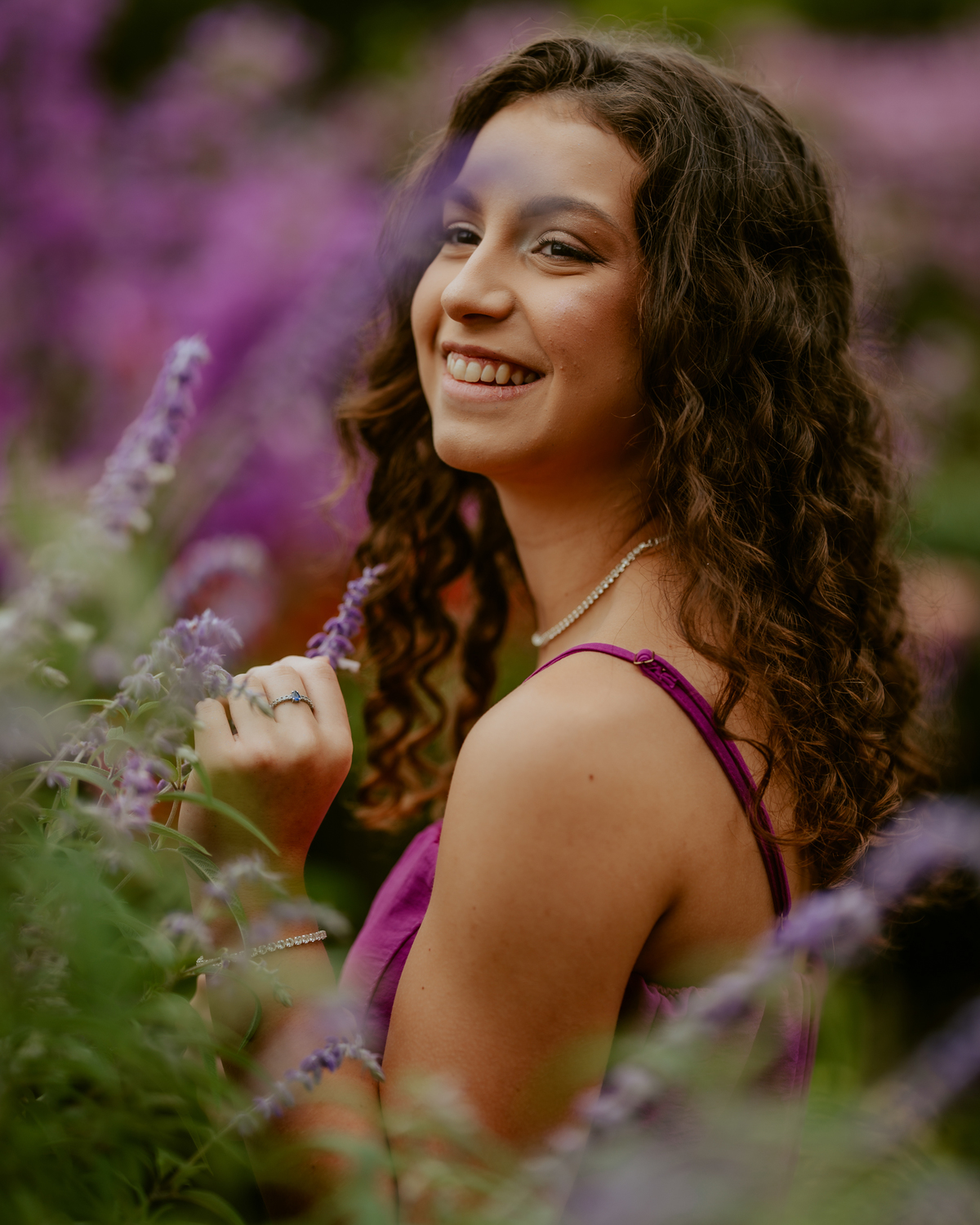 Ensaio de 15 anos debutante no Castelo Belvedere em 13 de Maio Santa Catarina, fotos de debutante em jardim, escadaria, charrete e castelo, ensaio feminino elegante com vestido azul e rosa, fotografia profissional de 15 anos com vestido princesa 