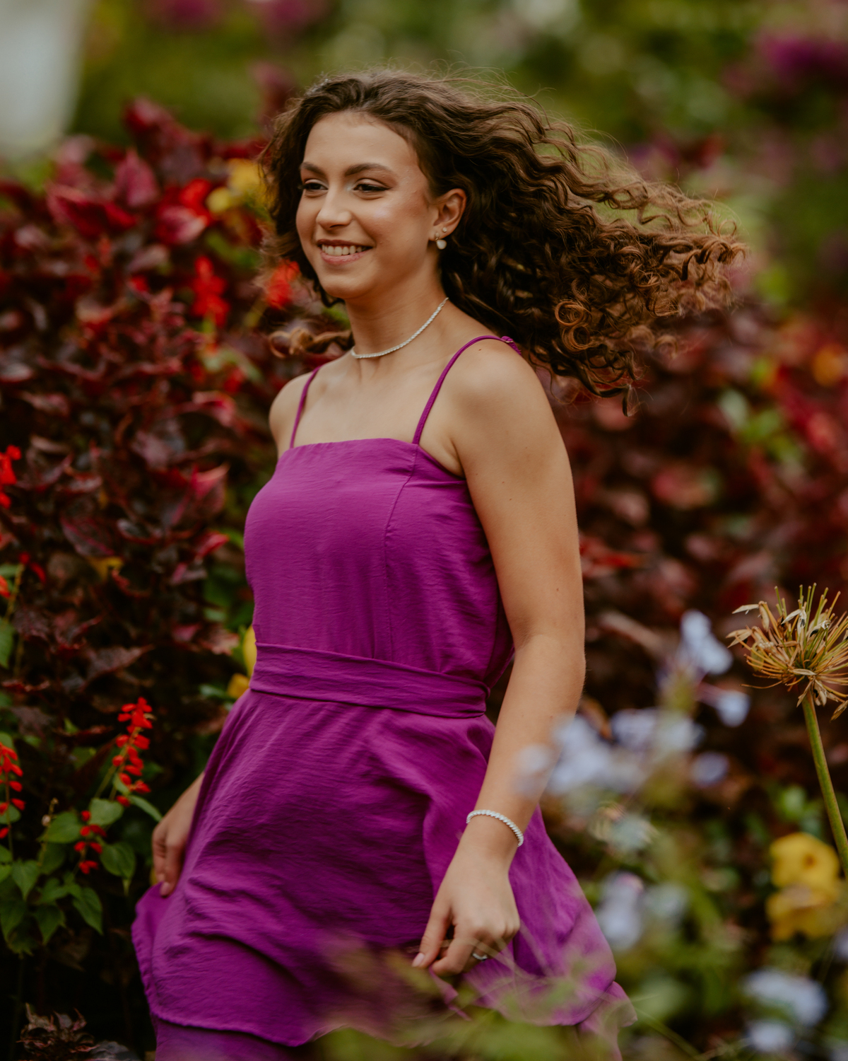 Ensaio de 15 anos debutante no Castelo Belvedere em 13 de Maio Santa Catarina, fotos de debutante em jardim, escadaria, charrete e castelo, ensaio feminino elegante com vestido azul e rosa, fotografia profissional de 15 anos com vestido princesa 