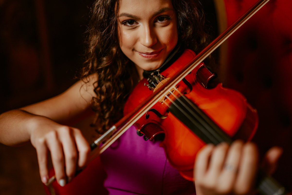 Ensaio de 15 anos debutante no Castelo Belvedere em 13 de Maio Santa Catarina, fotos de debutante em jardim, escadaria, charrete e castelo, ensaio feminino elegante com vestido azul e rosa, fotografia profissional de 15 anos com vestido princesa 