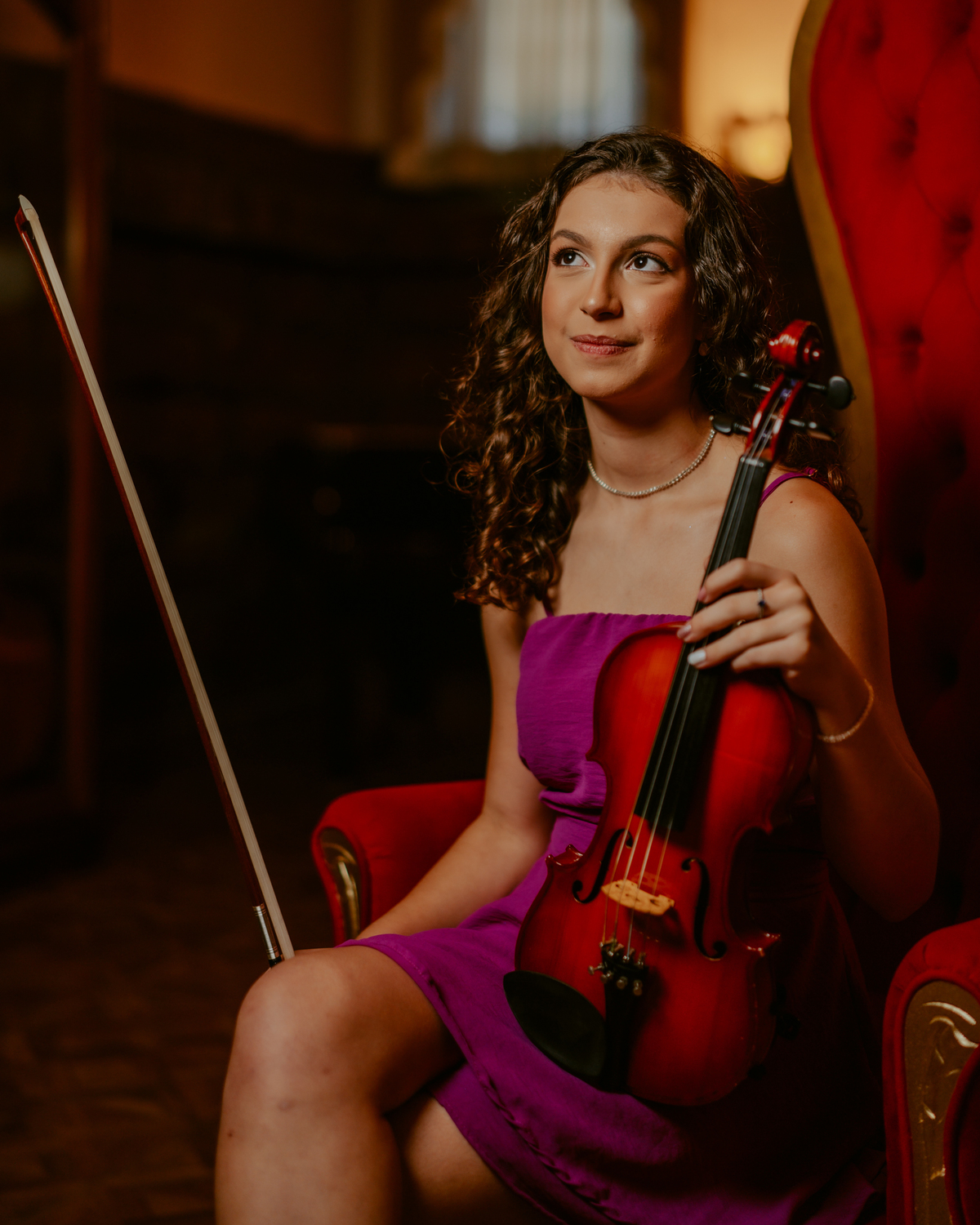 Ensaio de 15 anos debutante no Castelo Belvedere em 13 de Maio Santa Catarina, fotos de debutante em jardim, escadaria, charrete e castelo, ensaio feminino elegante com vestido azul e rosa, fotografia profissional de 15 anos com vestido princesa 