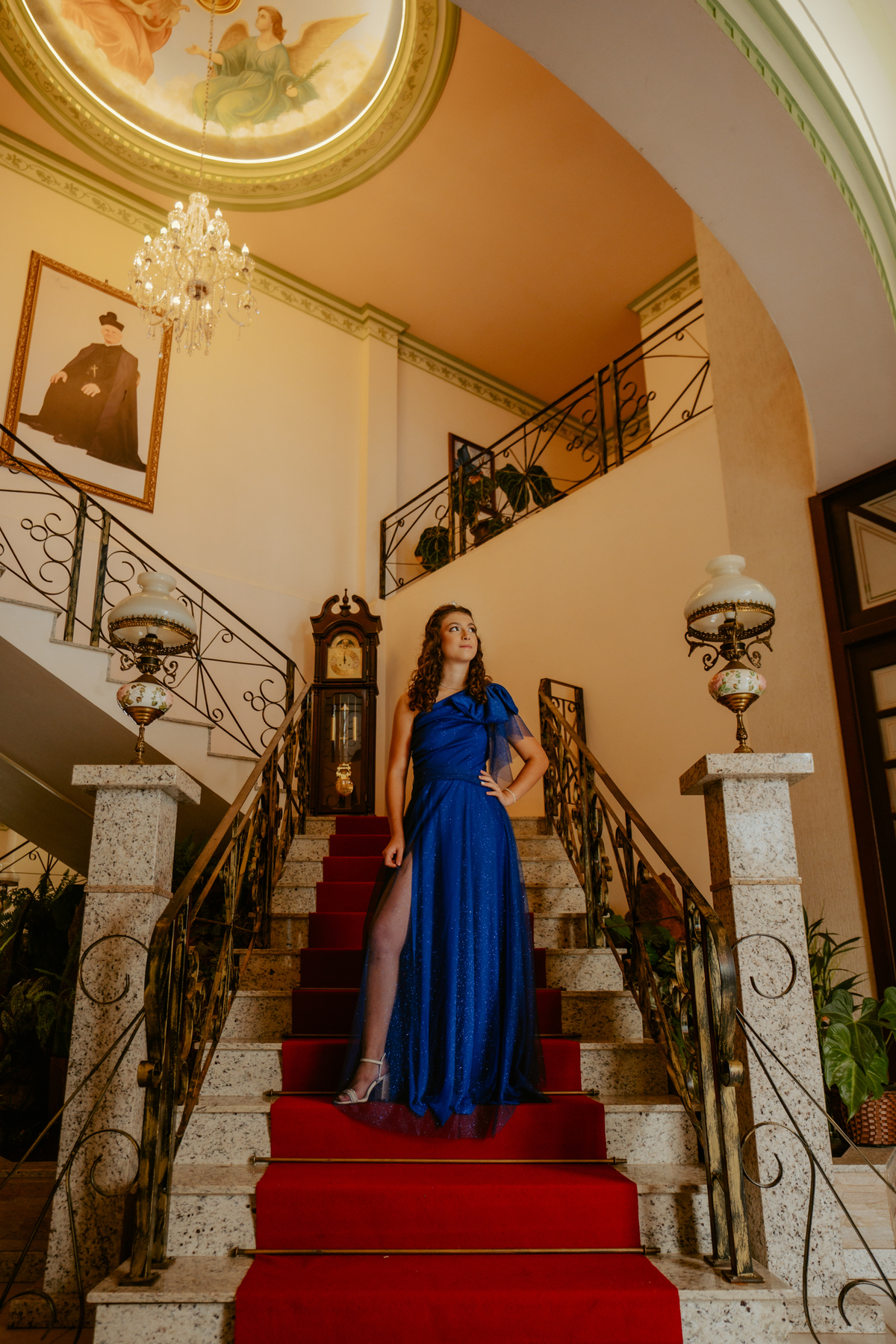 Ensaio de 15 anos debutante no Castelo Belvedere em 13 de Maio Santa Catarina, fotos de debutante em jardim, escadaria, charrete e castelo, ensaio feminino elegante com vestido azul e rosa, fotografia profissional de 15 anos com vestido princesa 