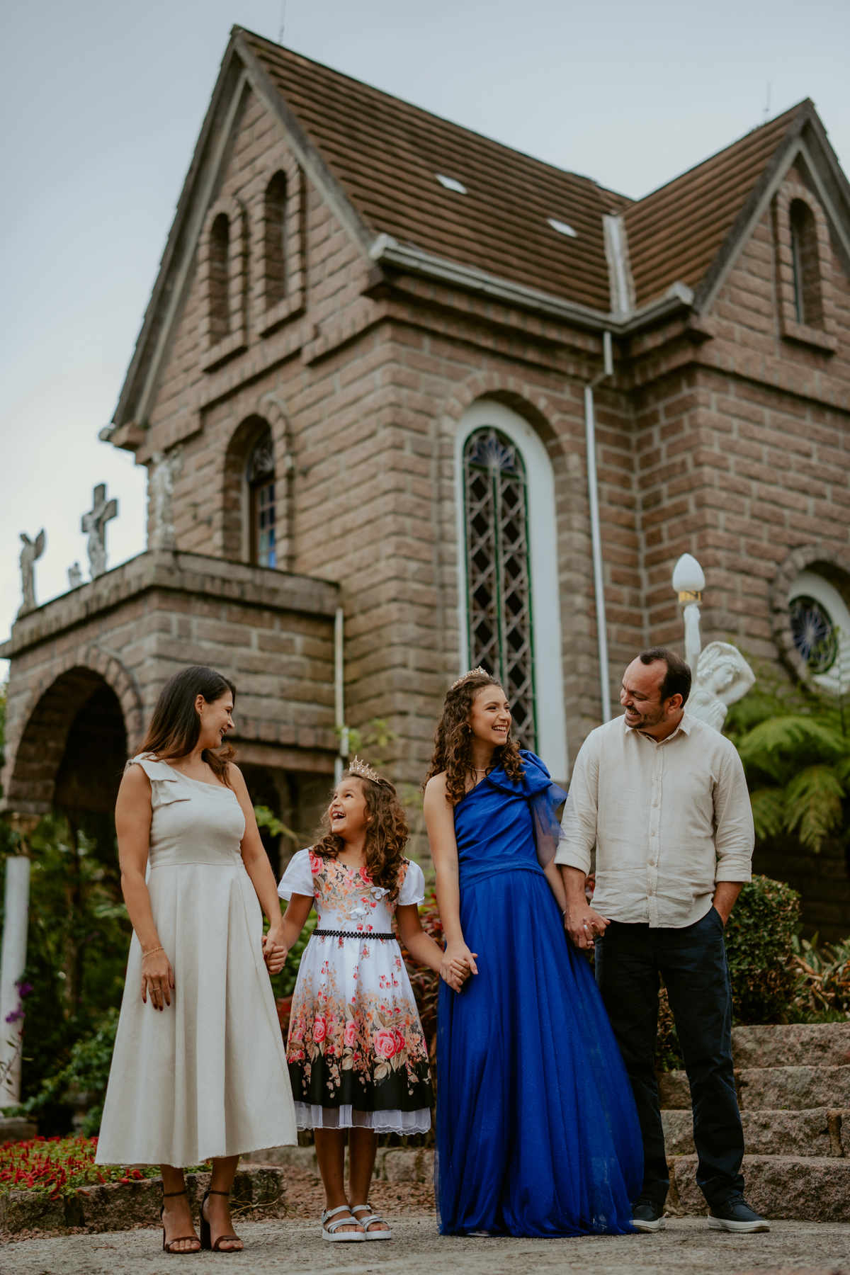 Ensaio de 15 anos debutante no Castelo Belvedere em 13 de Maio Santa Catarina, fotos de debutante em jardim, escadaria, charrete e castelo, ensaio feminino elegante com vestido azul e rosa, fotografia profissional de 15 anos com vestido princesa 