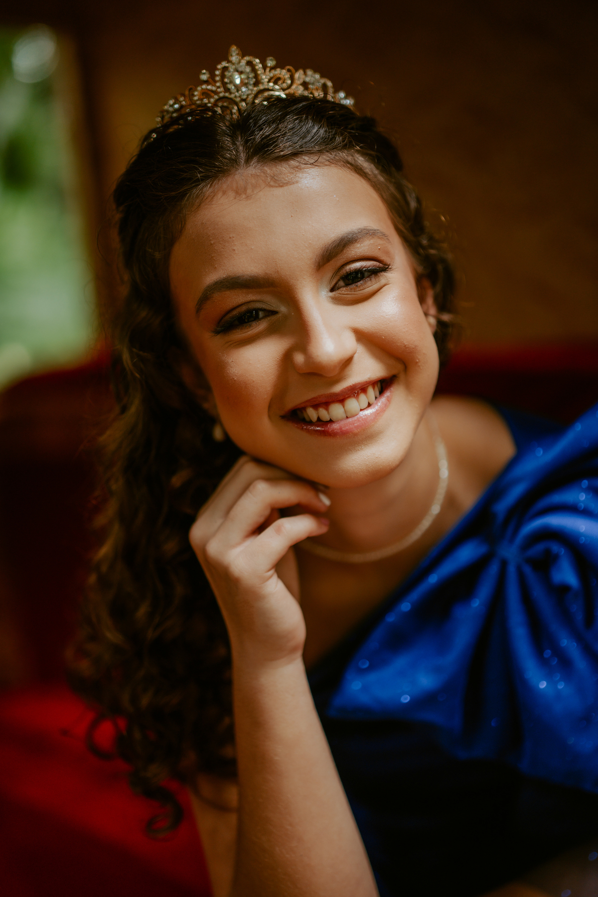 Ensaio de 15 anos debutante no Castelo Belvedere em 13 de Maio Santa Catarina, fotos de debutante em jardim, escadaria, charrete e castelo, ensaio feminino elegante com vestido azul e rosa, fotografia profissional de 15 anos na carruagem de princesa 