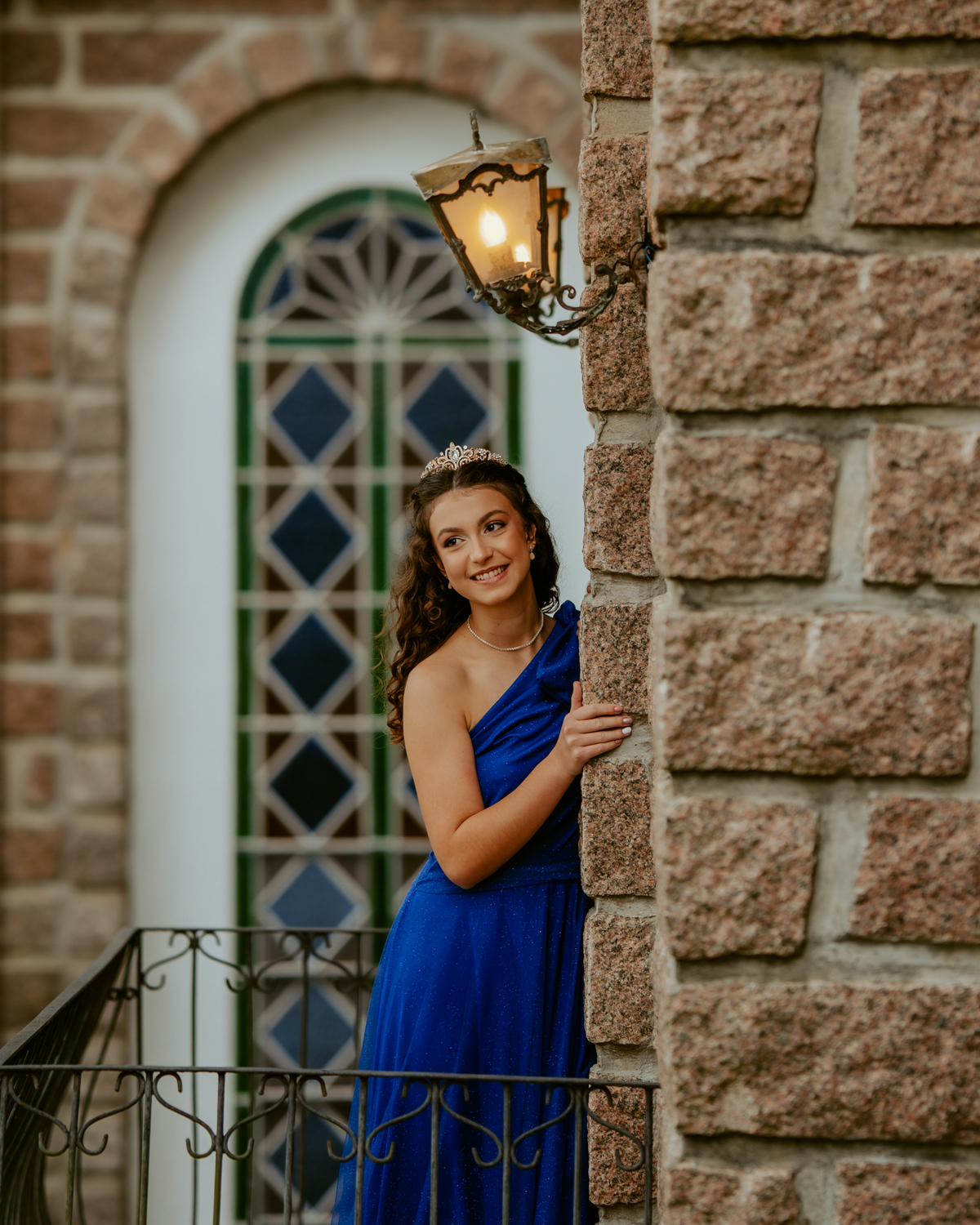 Ensaio de 15 anos debutante no Castelo Belvedere em 13 de Maio Santa Catarina, fotos de debutante em jardim, escadaria, charrete e castelo, ensaio feminino elegante com vestido azul e rosa, fotografia profissional de 15 anos com vestido princesa 