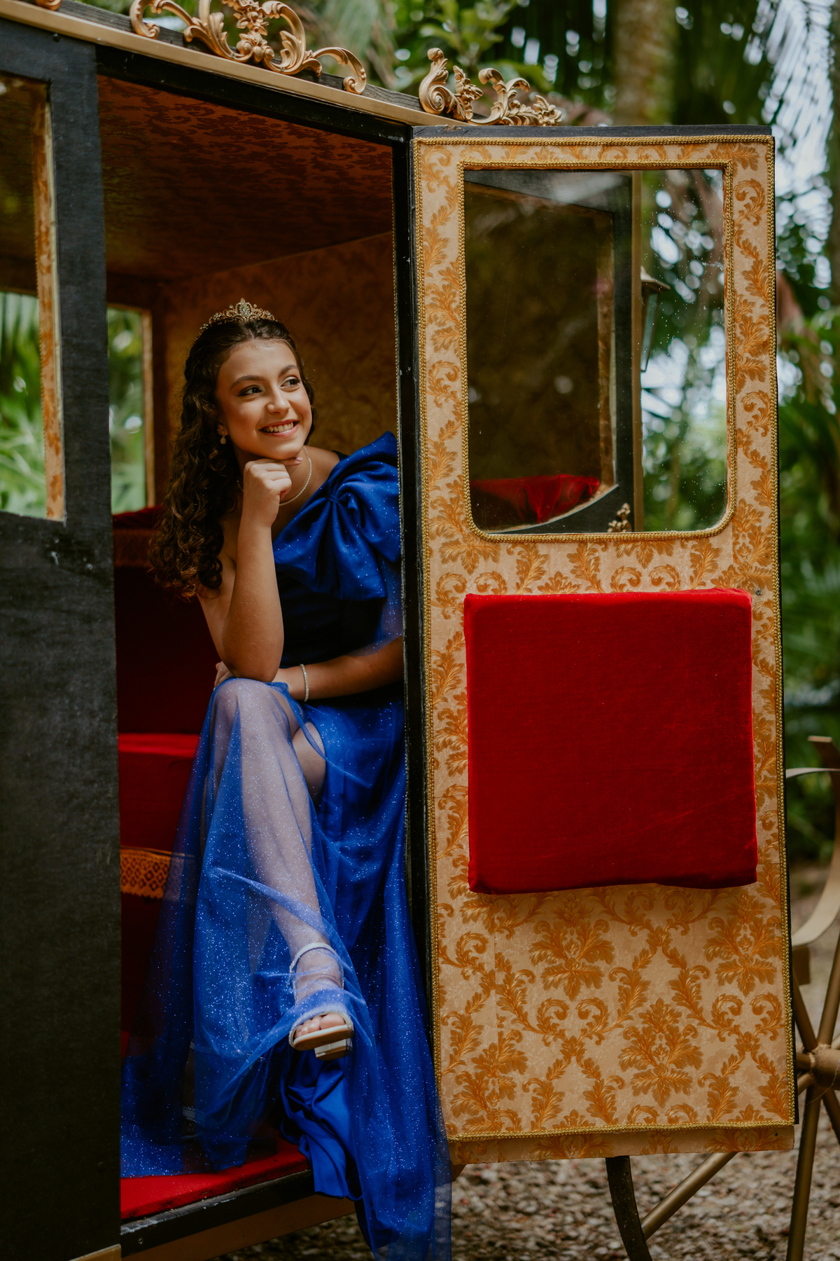 Ensaio de 15 anos debutante no Castelo Belvedere em 13 de Maio Santa Catarina, fotos de debutante em jardim, escadaria, charrete e castelo, ensaio feminino elegante com vestido azul e rosa, fotografia profissional de 15 anos na carruagem de princesa 