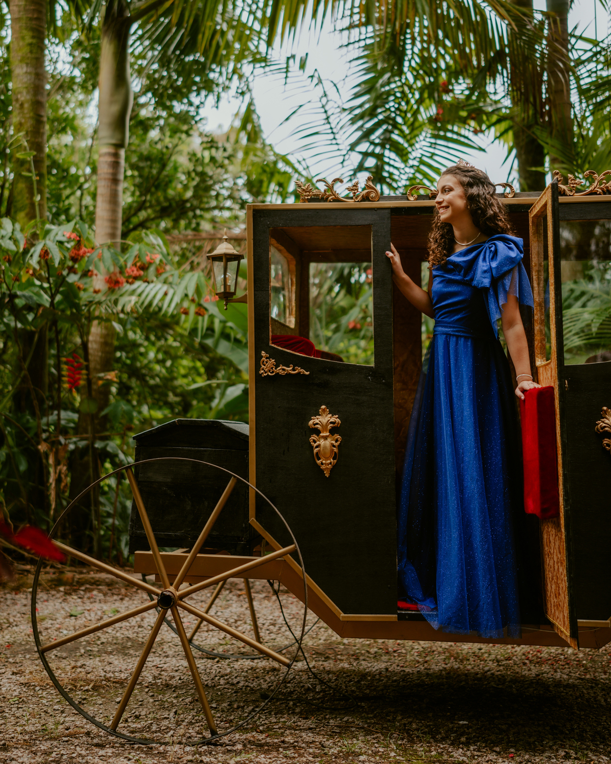 Ensaio de 15 anos debutante no Castelo Belvedere em 13 de Maio Santa Catarina, fotos de debutante em jardim, escadaria, charrete e castelo, ensaio feminino elegante com vestido azul e rosa, fotografia profissional de 15 anos na carruagem de princesa 
