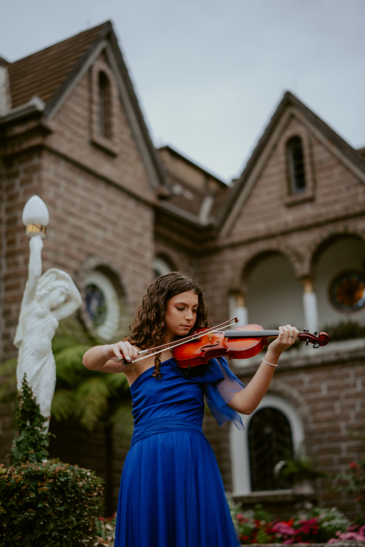 Ensaio de 15 anos debutante no Castelo Belvedere em 13 de Maio Santa Catarina, fotos de debutante em jardim, escadaria, charrete e castelo, ensaio feminino elegante com vestido azul e rosa, fotografia profissional de 15 anos com vestido princesa 