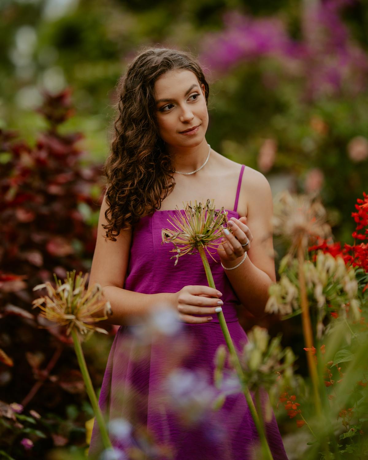 Ensaio de 15 anos debutante no Castelo Belvedere em 13 de Maio Santa Catarina, fotos de debutante em jardim, escadaria, charrete e castelo, ensaio feminino elegante com vestido azul e rosa, fotografia profissional de 15 anos com vestido princesa 