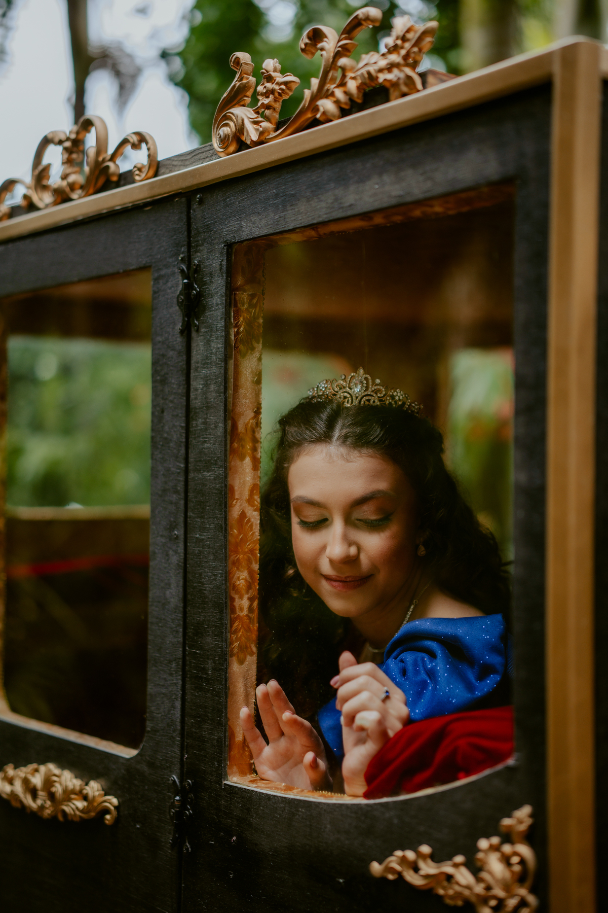 Ensaio de 15 anos debutante no Castelo Belvedere em 13 de Maio Santa Catarina, fotos de debutante em jardim, escadaria, charrete e castelo, ensaio feminino elegante com vestido azul e rosa, fotografia profissional de 15 anos na carruagem de princesa 