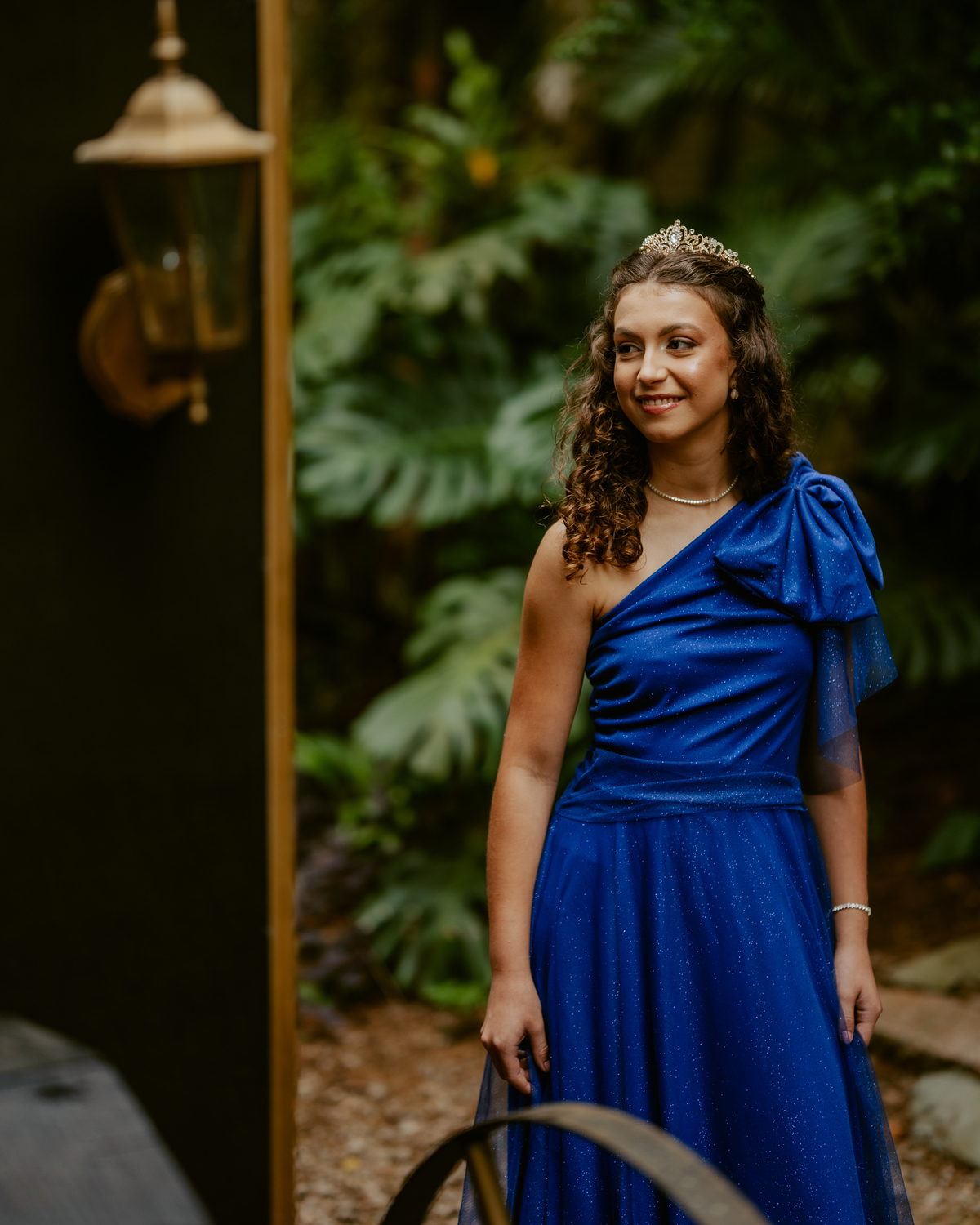 Ensaio de 15 anos debutante no Castelo Belvedere em 13 de Maio Santa Catarina, fotos de debutante em jardim, escadaria, charrete e castelo, ensaio feminino elegante com vestido azul e rosa, fotografia profissional de 15 anos na carruagem de princesa 