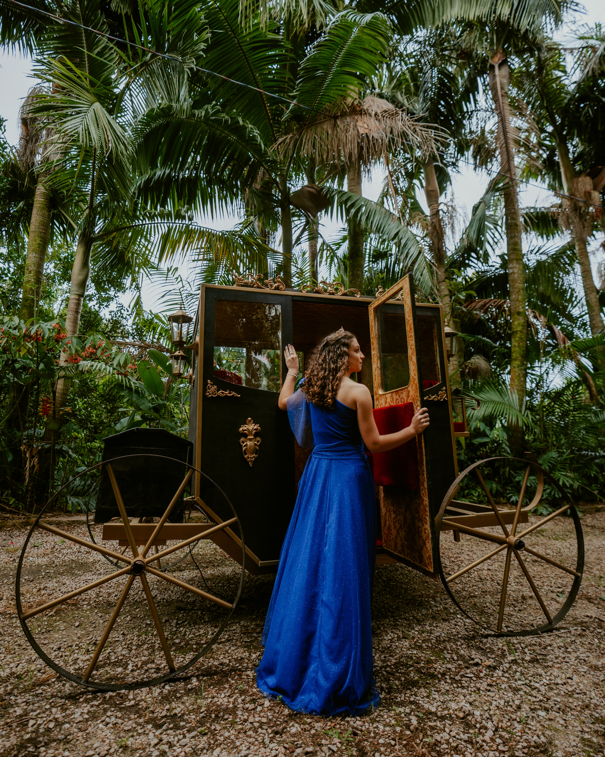 Ensaio de 15 anos debutante no Castelo Belvedere em 13 de Maio Santa Catarina, fotos de debutante em jardim, escadaria, charrete e castelo, ensaio feminino elegante com vestido azul e rosa, fotografia profissional de 15 anos na carruagem de princesa 